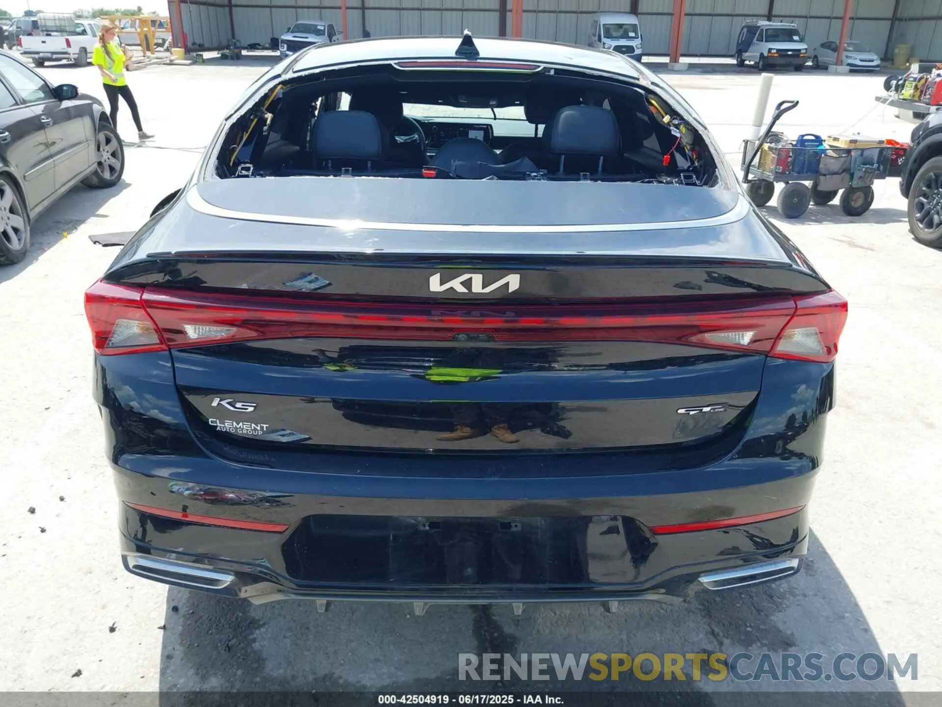 17 Photograph of a damaged car 5XXG64J28NG094834 KIA K5 2022