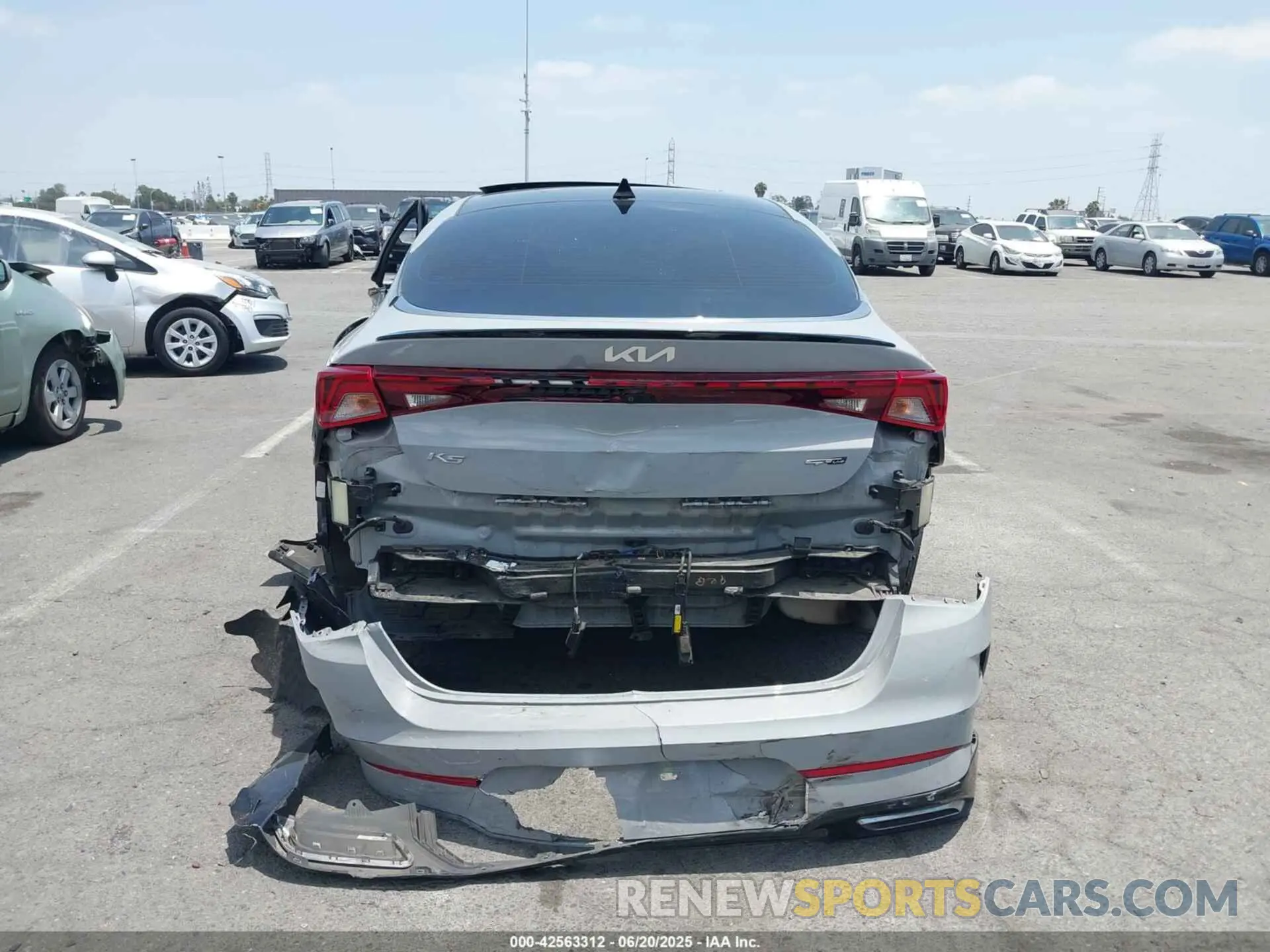 17 Photograph of a damaged car 5XXG64J28NG119151 KIA K5 2022