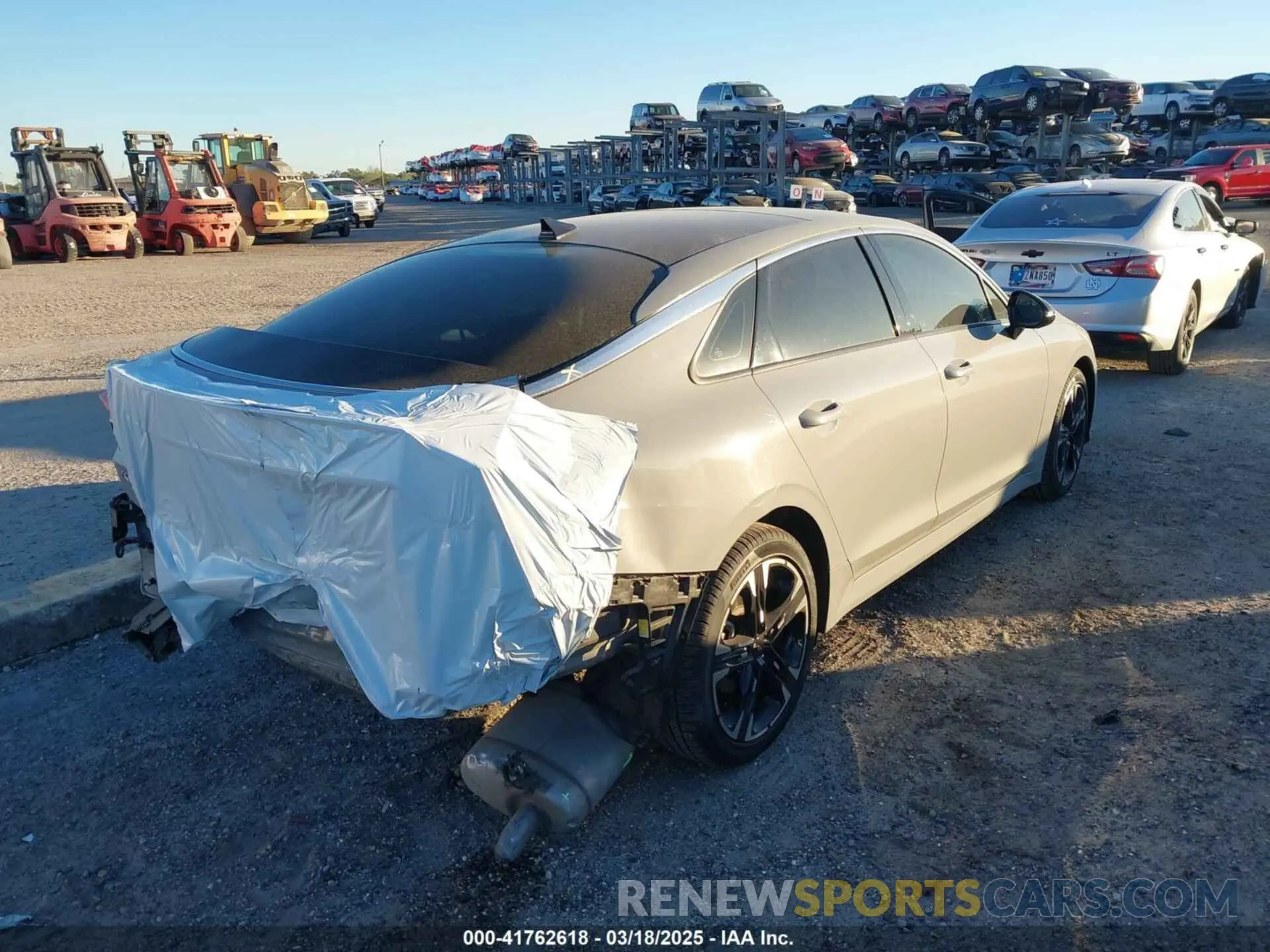 4 Photograph of a damaged car 5XXG64J28NG126388 KIA K5 2022