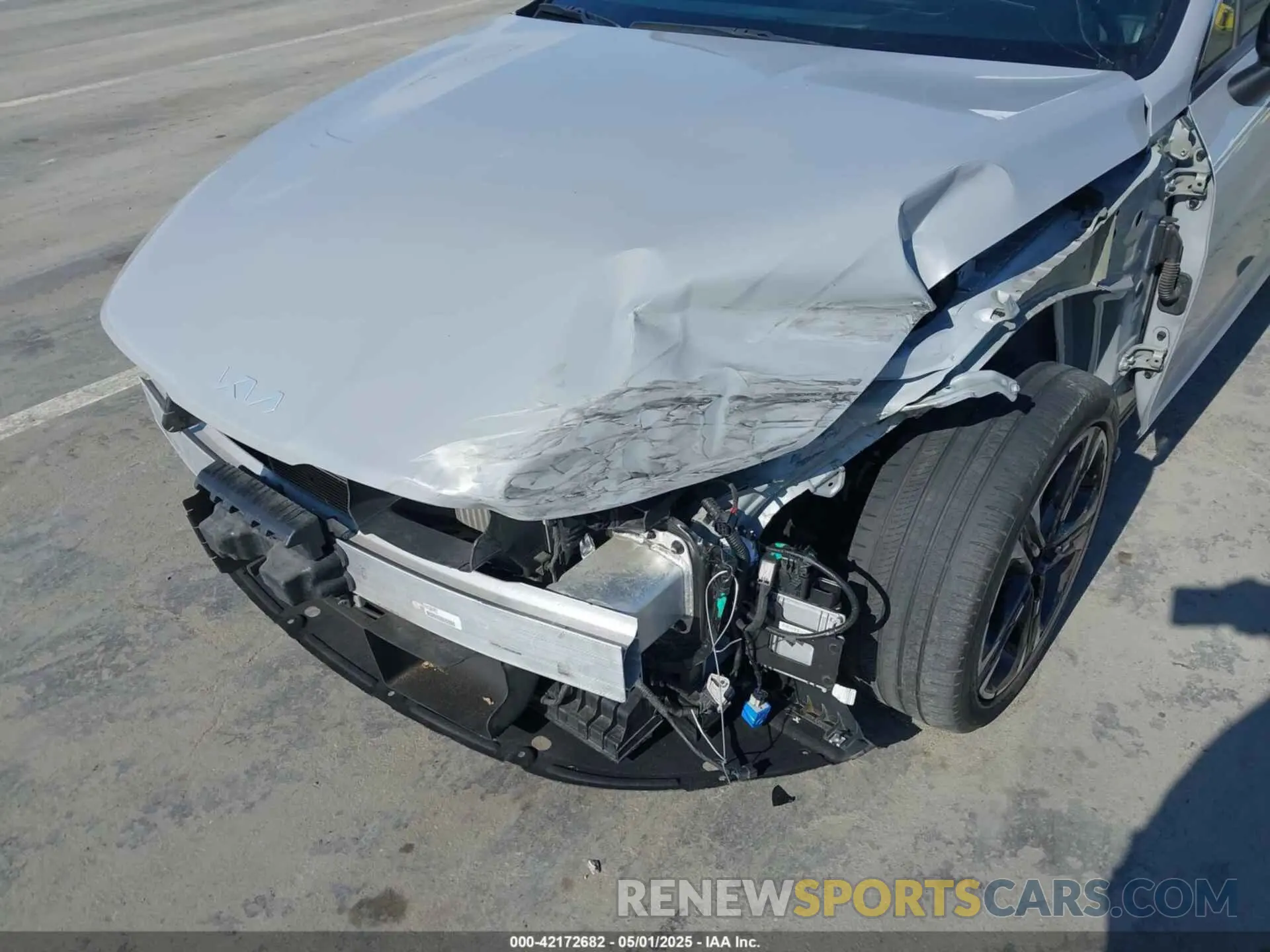 6 Photograph of a damaged car 5XXG64J28NG126942 KIA K5 2022