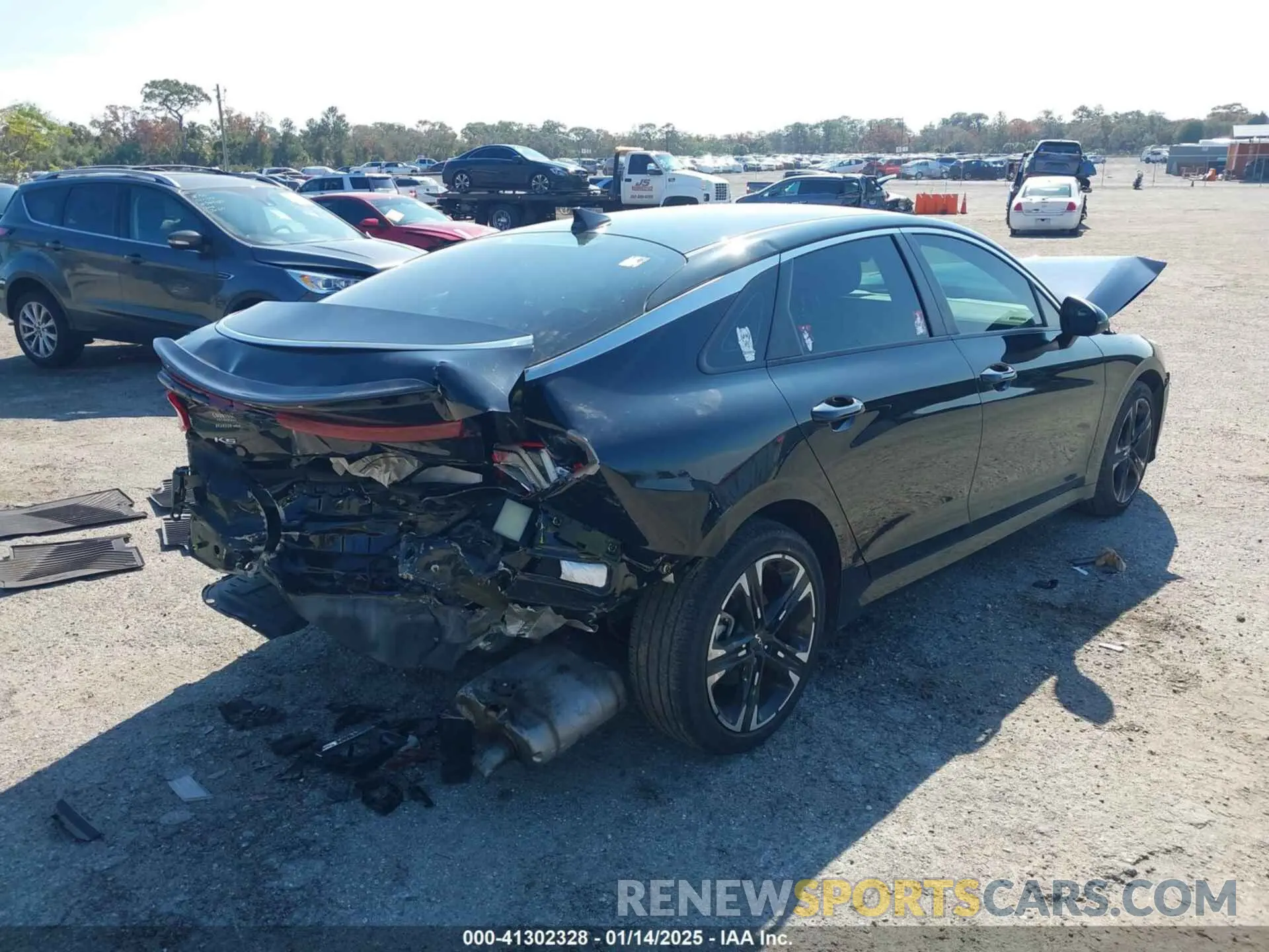 4 Photograph of a damaged car 5XXG64J28NG147001 KIA K5 2022