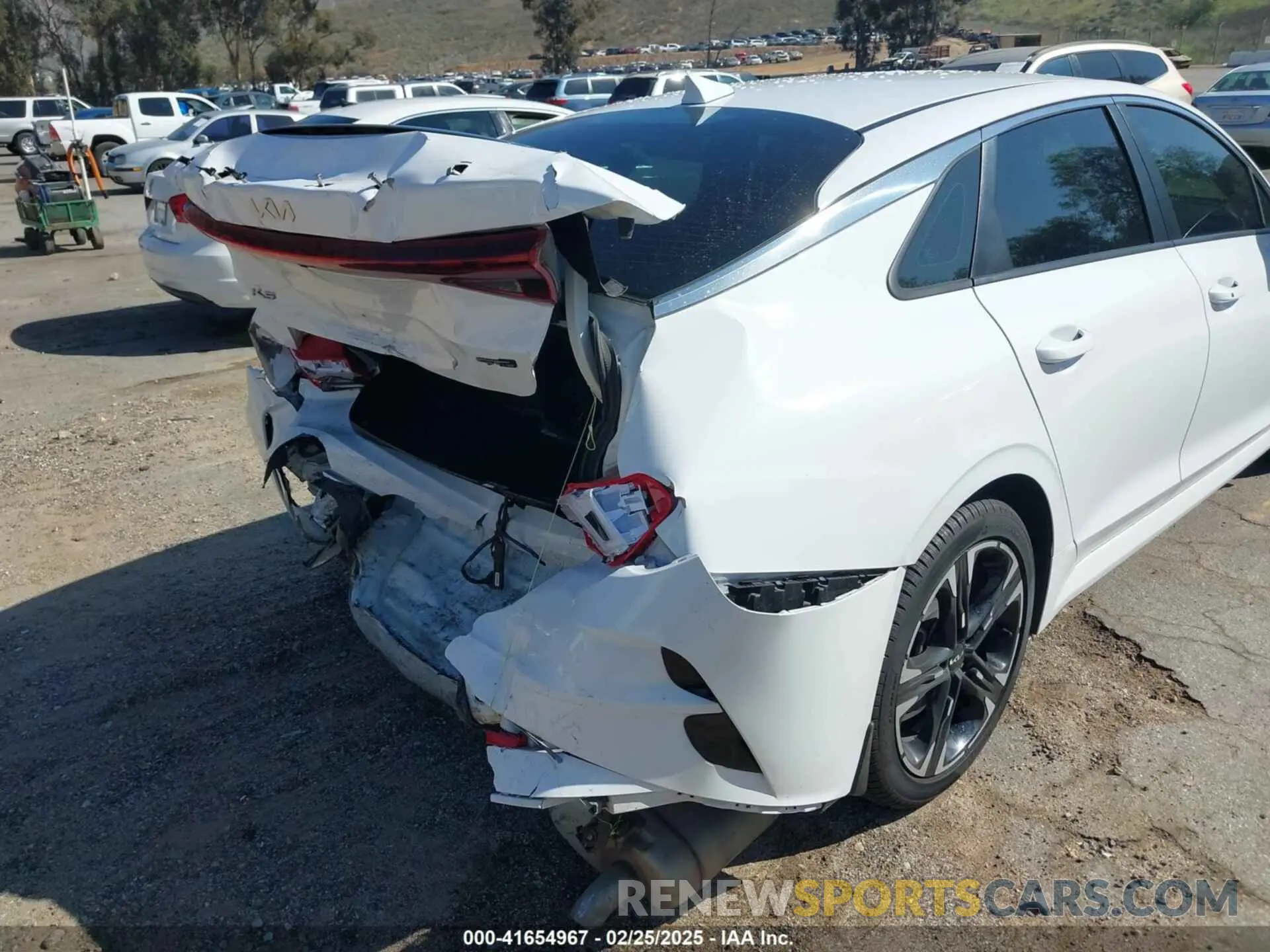 17 Photograph of a damaged car 5XXG64J29NG162607 KIA K5 2022