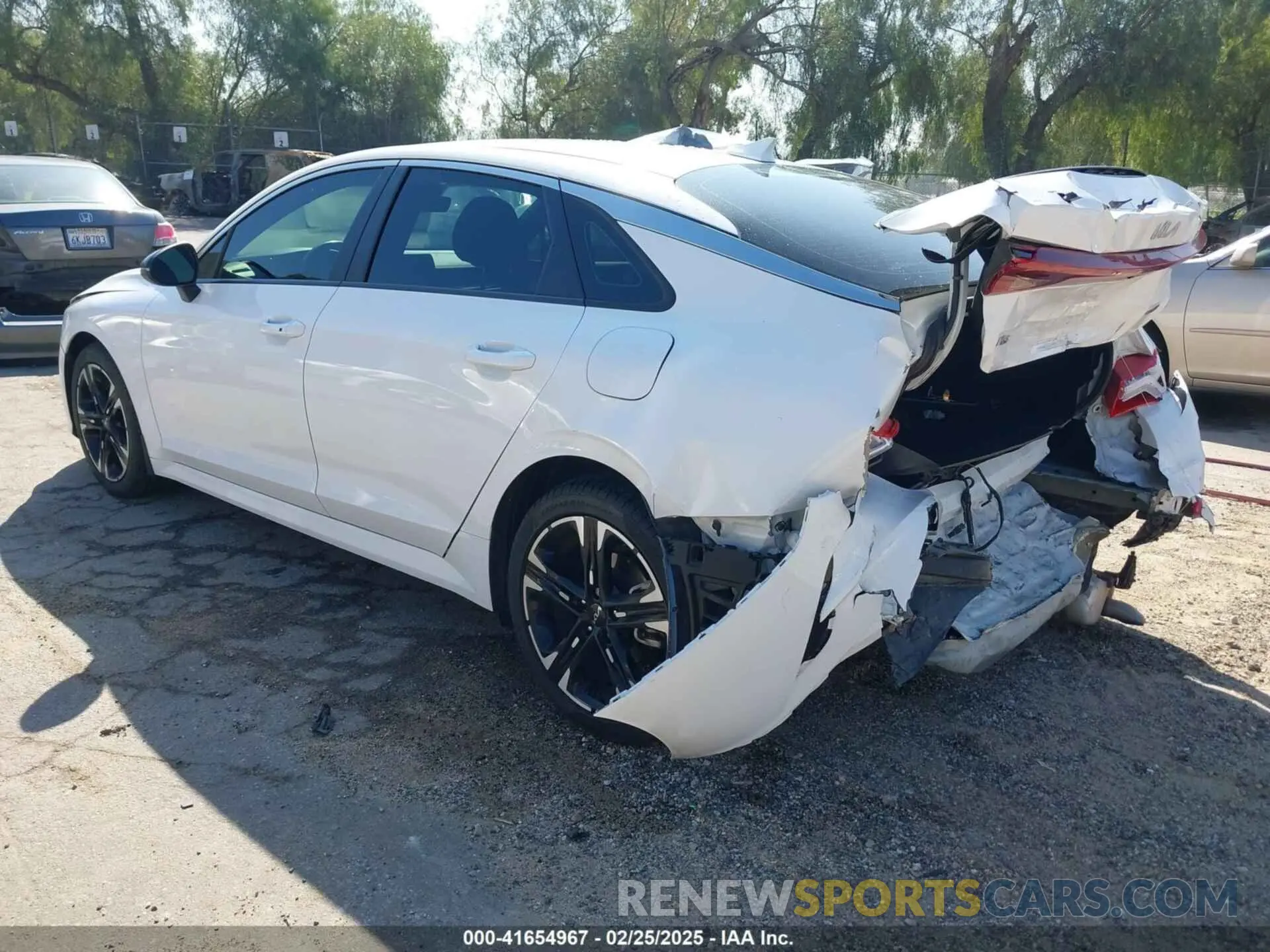 3 Photograph of a damaged car 5XXG64J29NG162607 KIA K5 2022