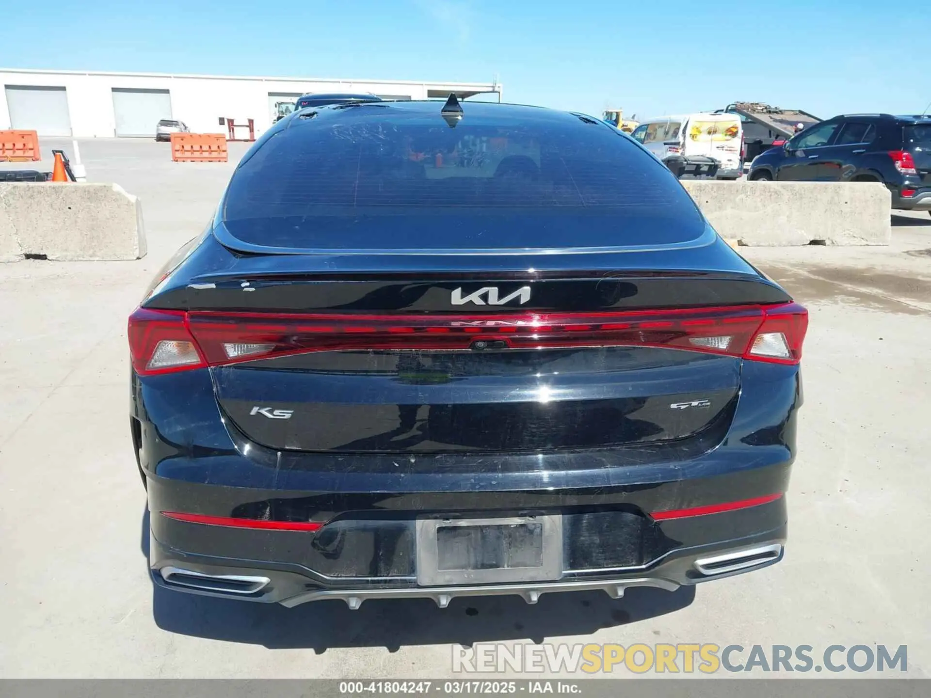 17 Photograph of a damaged car 5XXG64J2XNG104053 KIA K5 2022