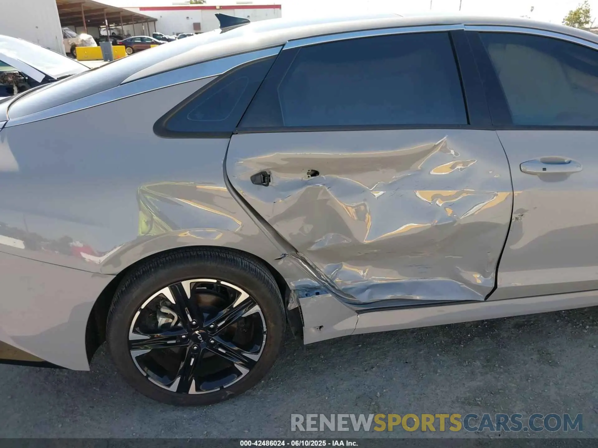 6 Photograph of a damaged car 5XXG64J2XNG154841 KIA K5 2022
