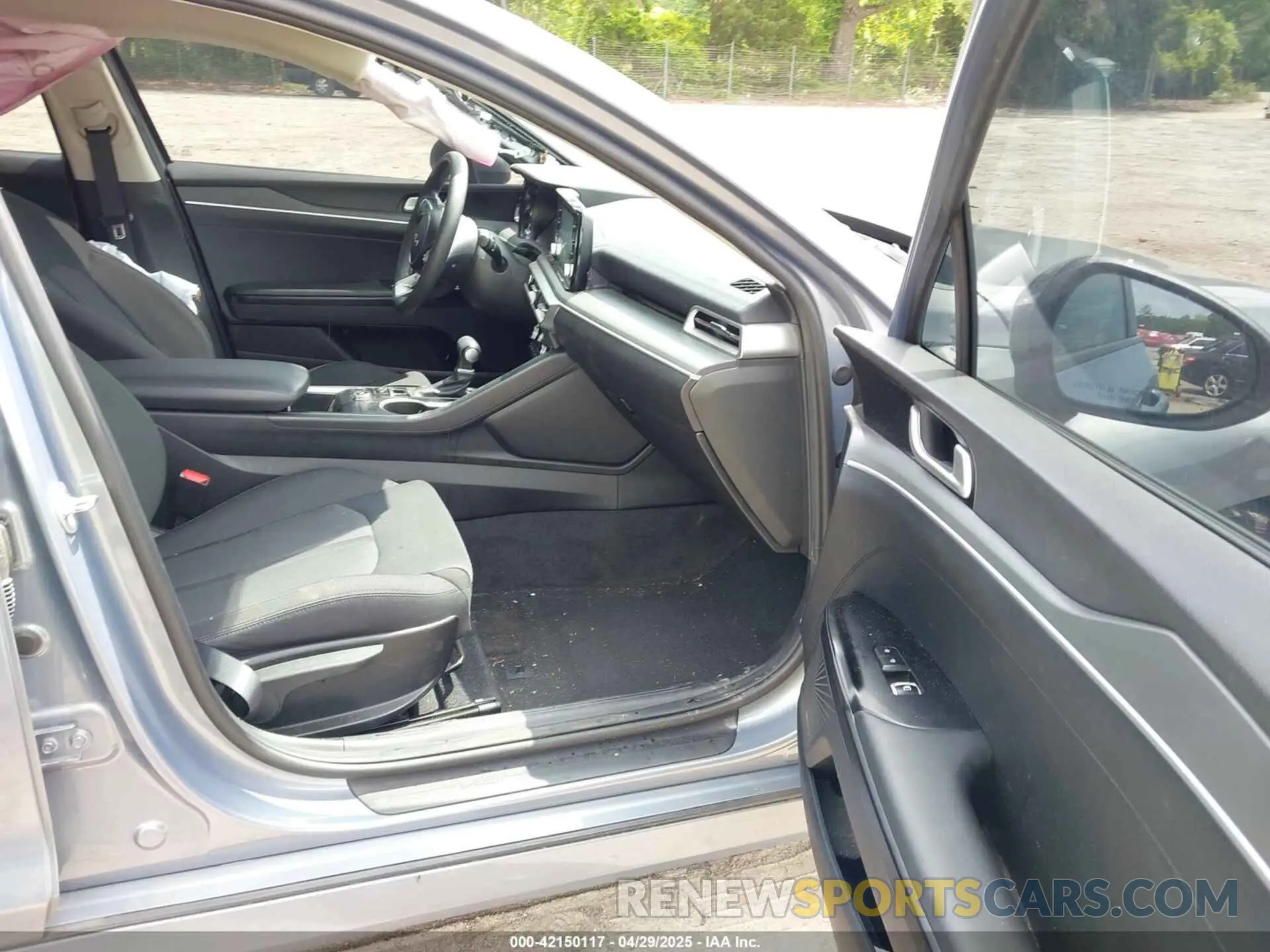 5 Photograph of a damaged car 5XXG14J2XPG216370 KIA K5 2023