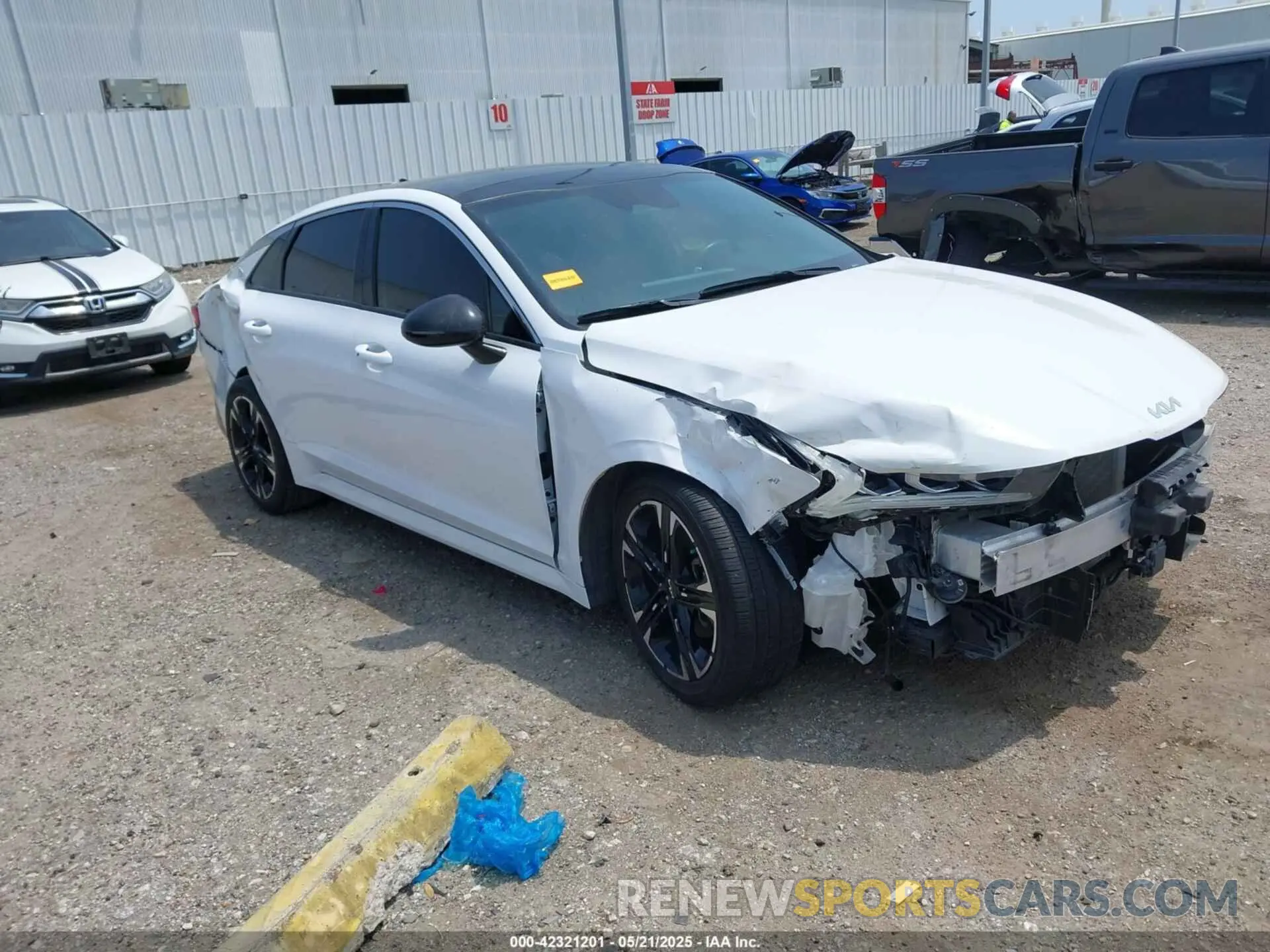 1 Photograph of a damaged car 5XXG64J2XPG215642 KIA K5 2023