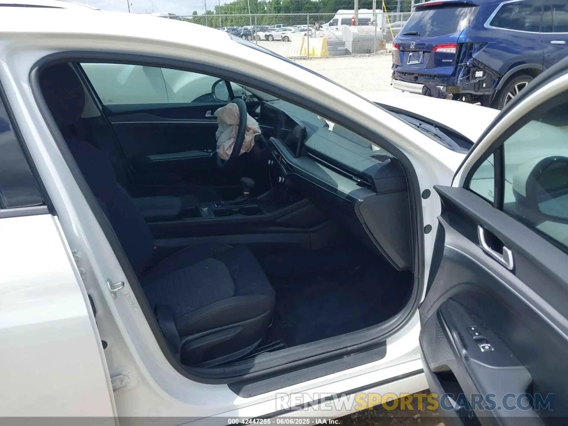 5 Photograph of a damaged car KNAG24J78S5293497 KIA K5 2025