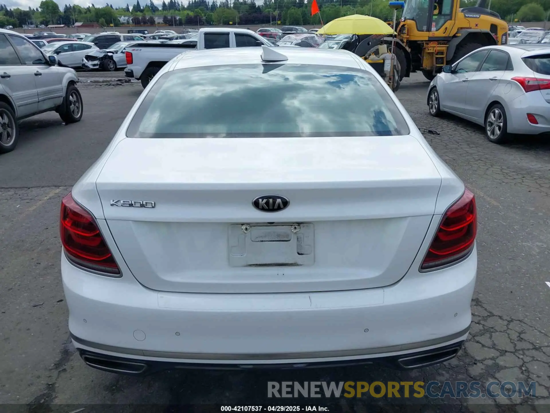 16 Photograph of a damaged car KNAS34J66K6010426 KIA K900 2019