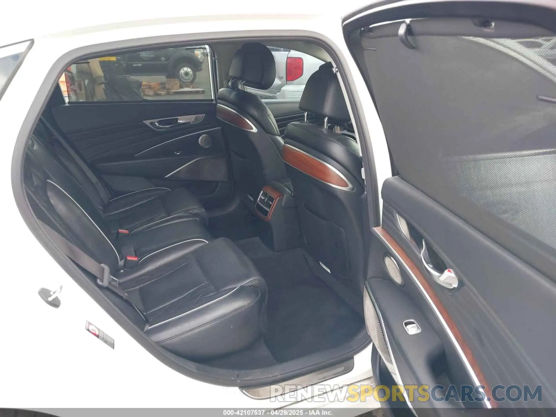 8 Photograph of a damaged car KNAS34J66K6010426 KIA K900 2019