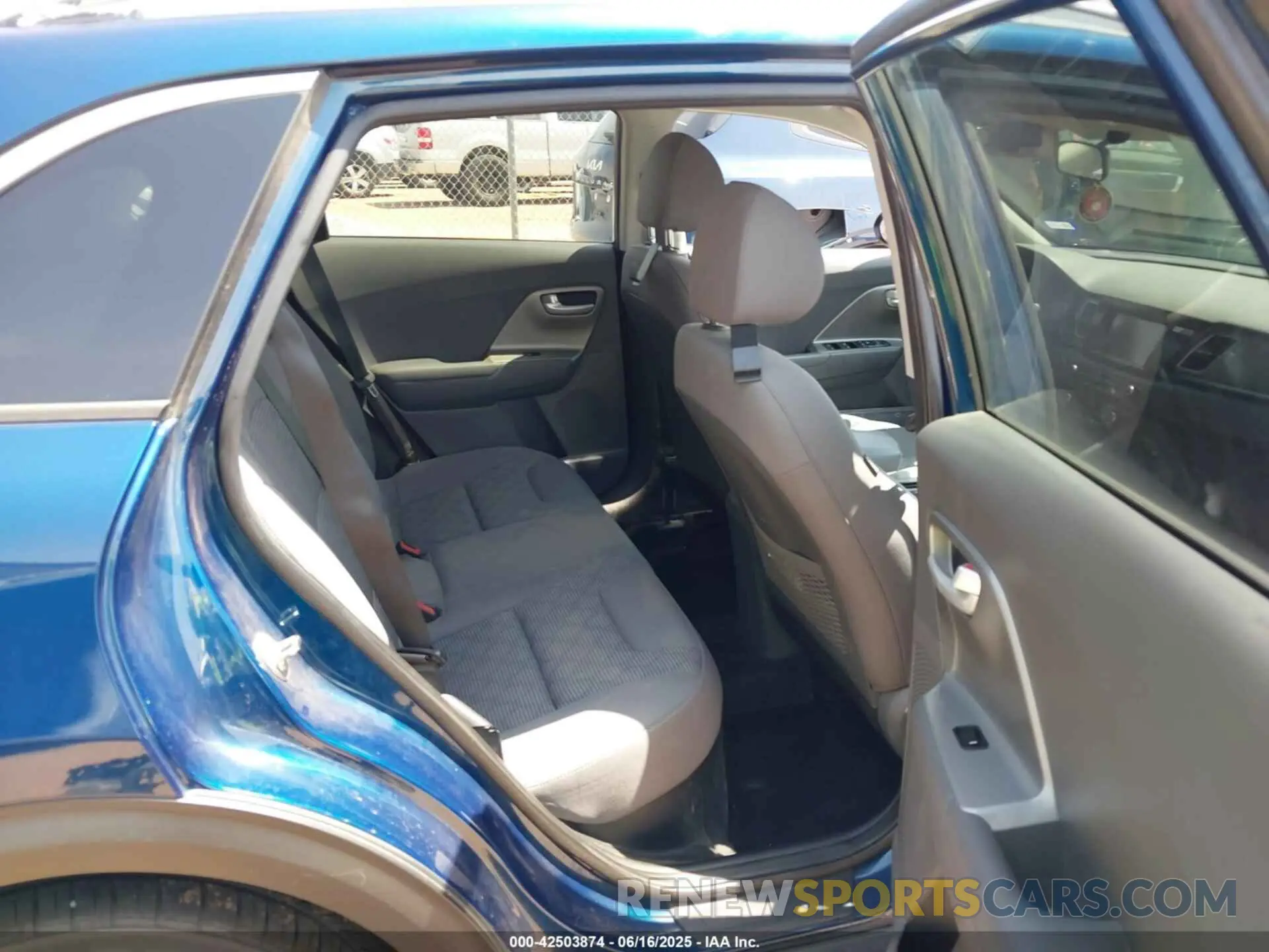 8 Photograph of a damaged car KNDCB3LC0K5276232 KIA NIRO 2019