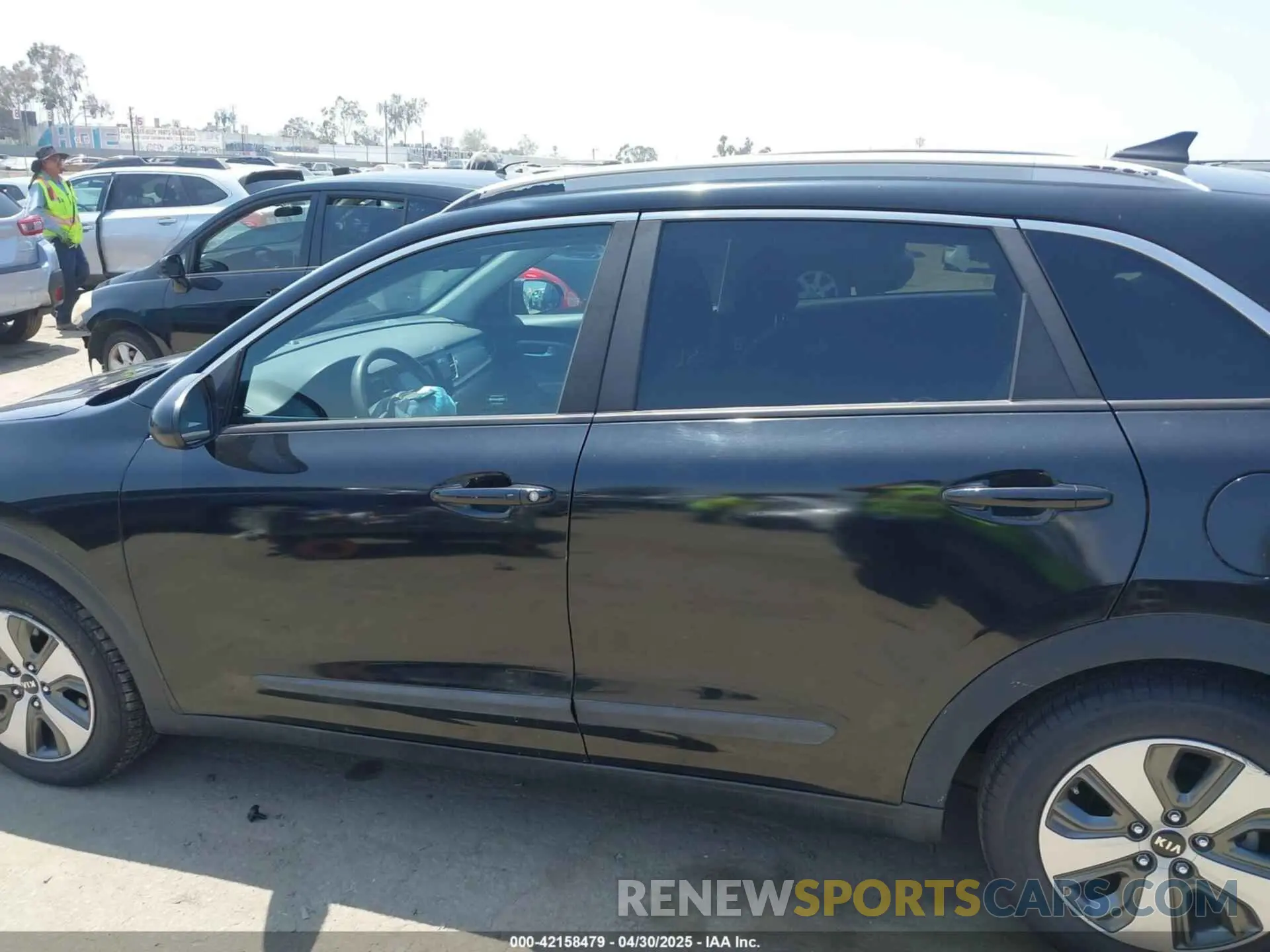 14 Photograph of a damaged car KNDCB3LC0K5290177 KIA NIRO 2019
