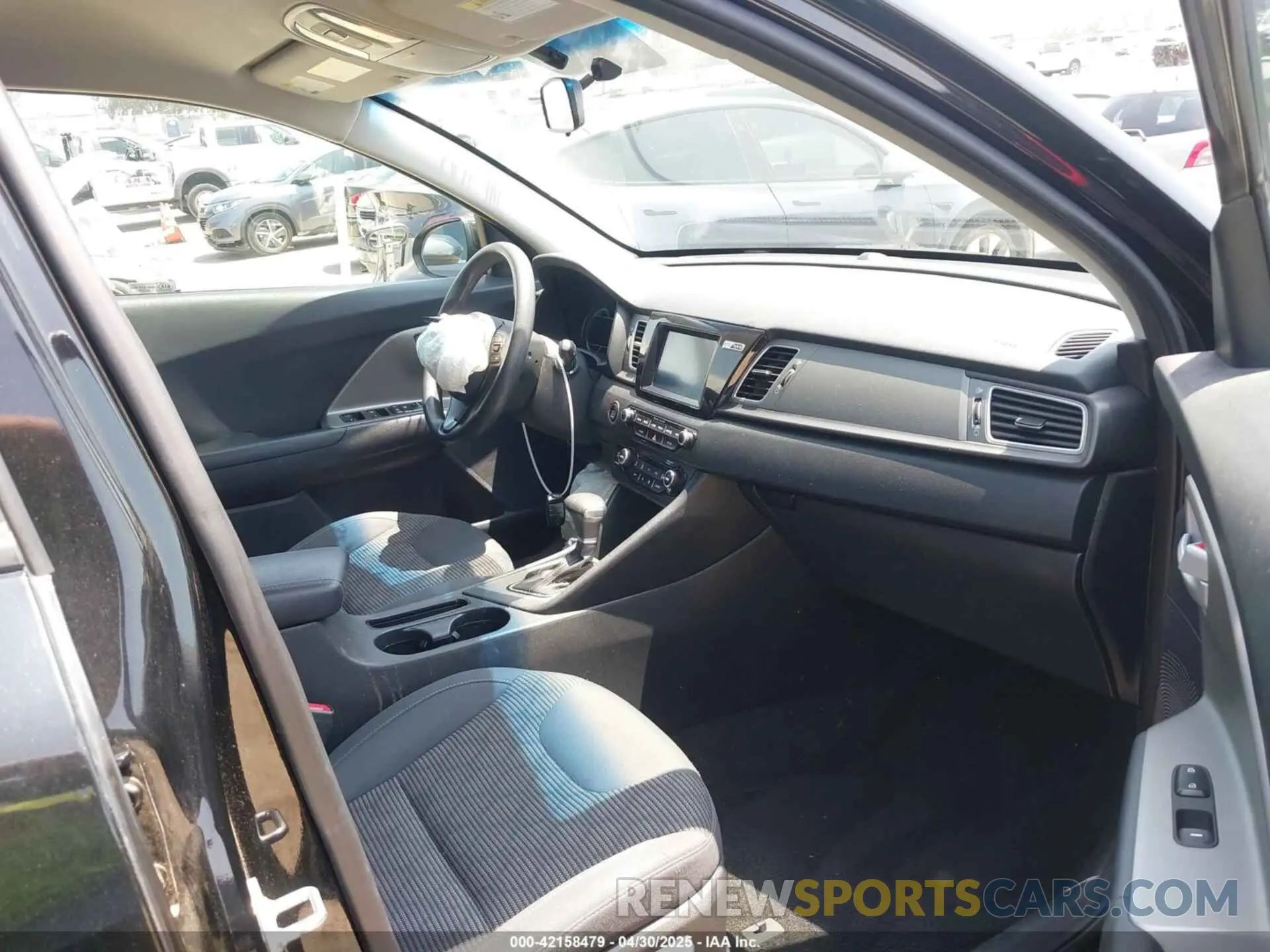 5 Photograph of a damaged car KNDCB3LC0K5290177 KIA NIRO 2019