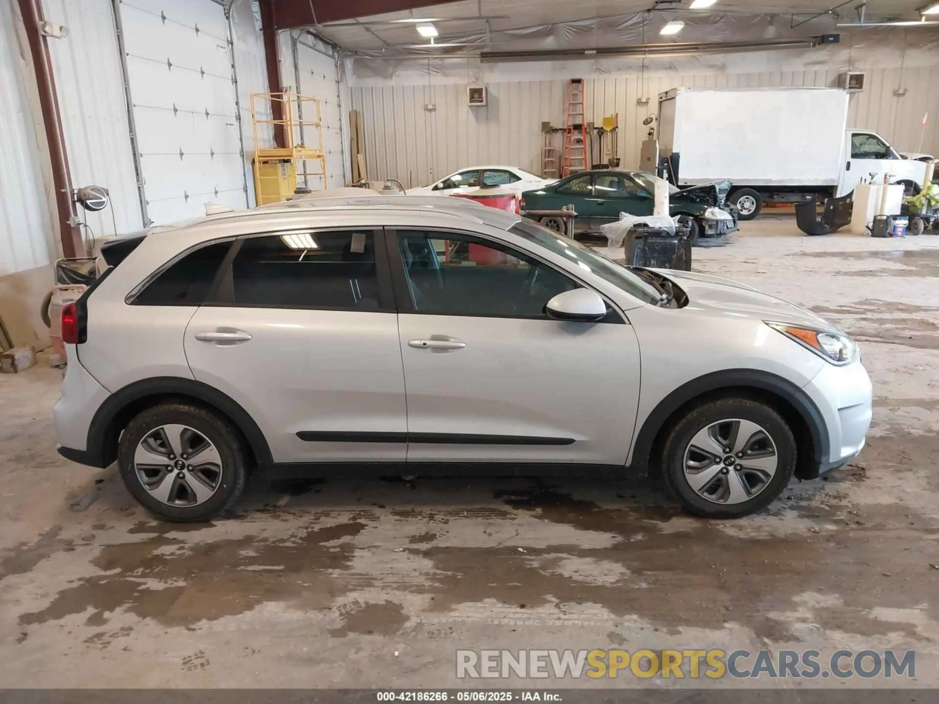 13 Photograph of a damaged car KNDCB3LC2K5240073 KIA NIRO 2019