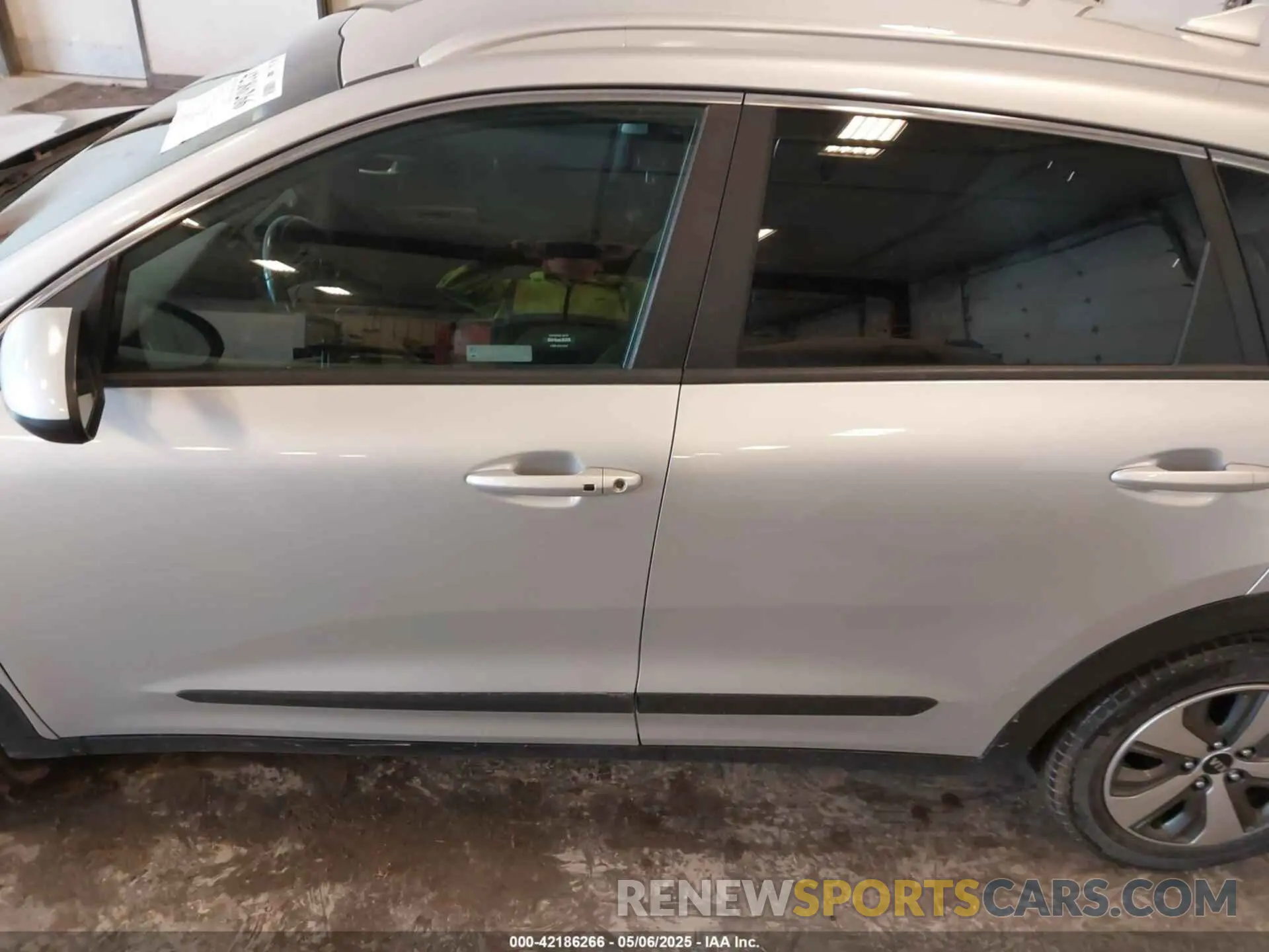 14 Photograph of a damaged car KNDCB3LC2K5240073 KIA NIRO 2019