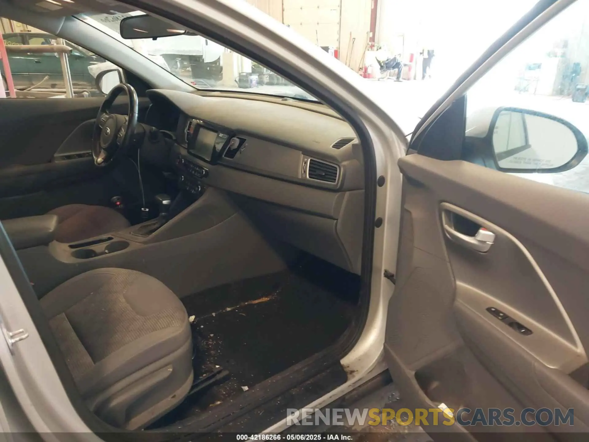 5 Photograph of a damaged car KNDCB3LC2K5240073 KIA NIRO 2019