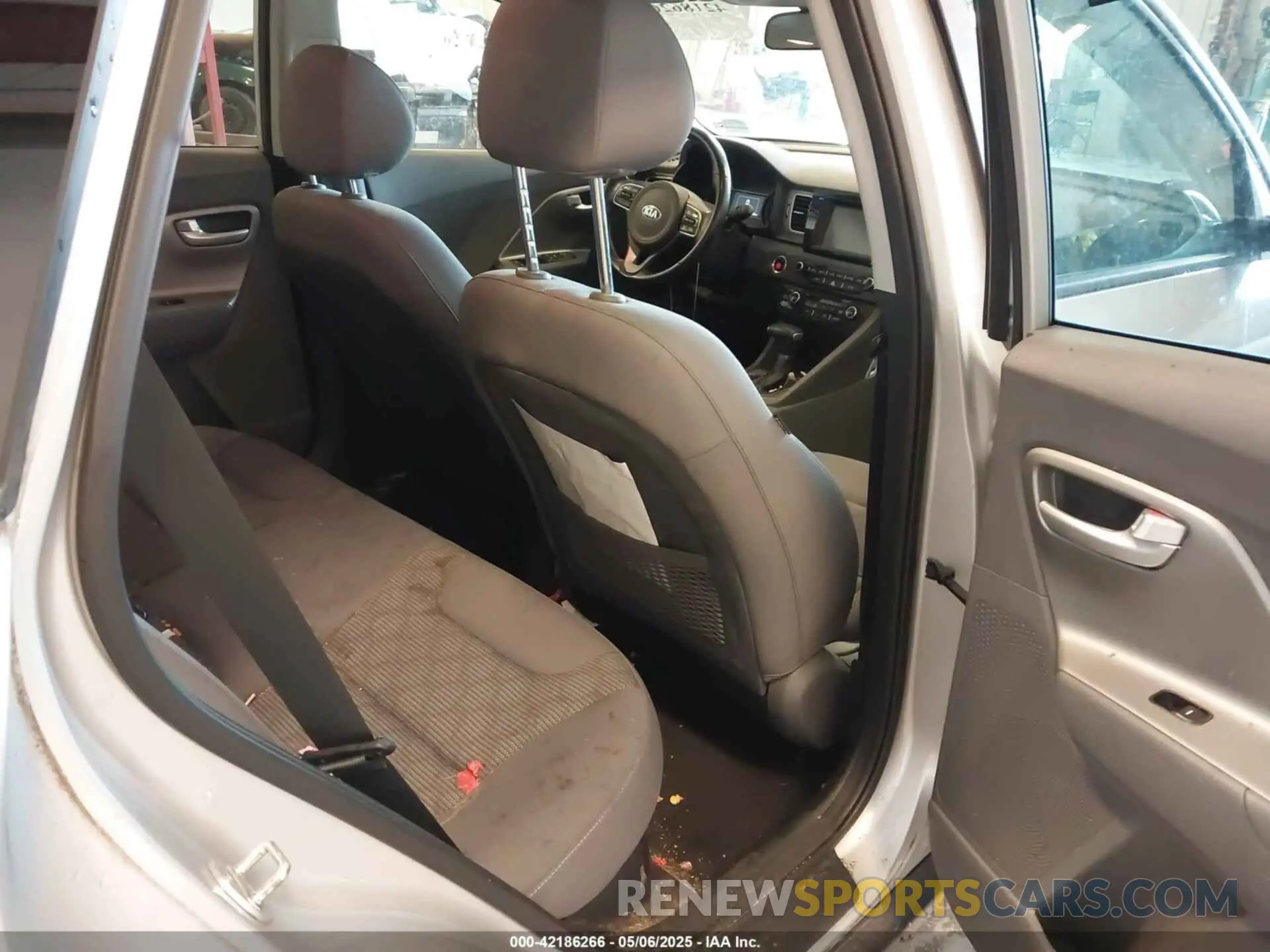 8 Photograph of a damaged car KNDCB3LC2K5240073 KIA NIRO 2019