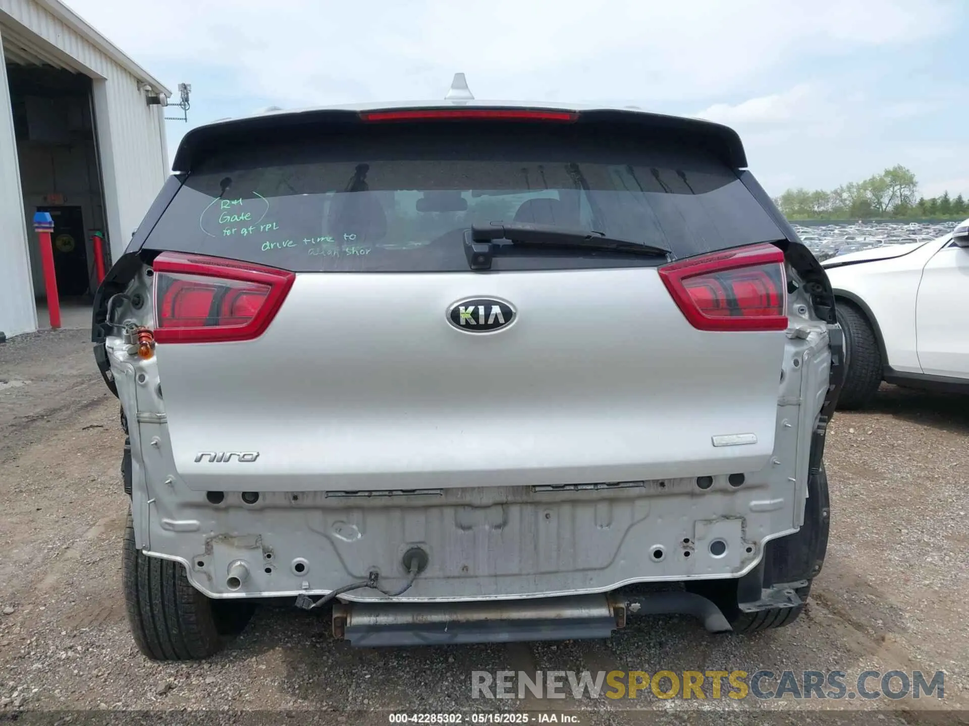 17 Photograph of a damaged car KNDCB3LC3K5282557 KIA NIRO 2019