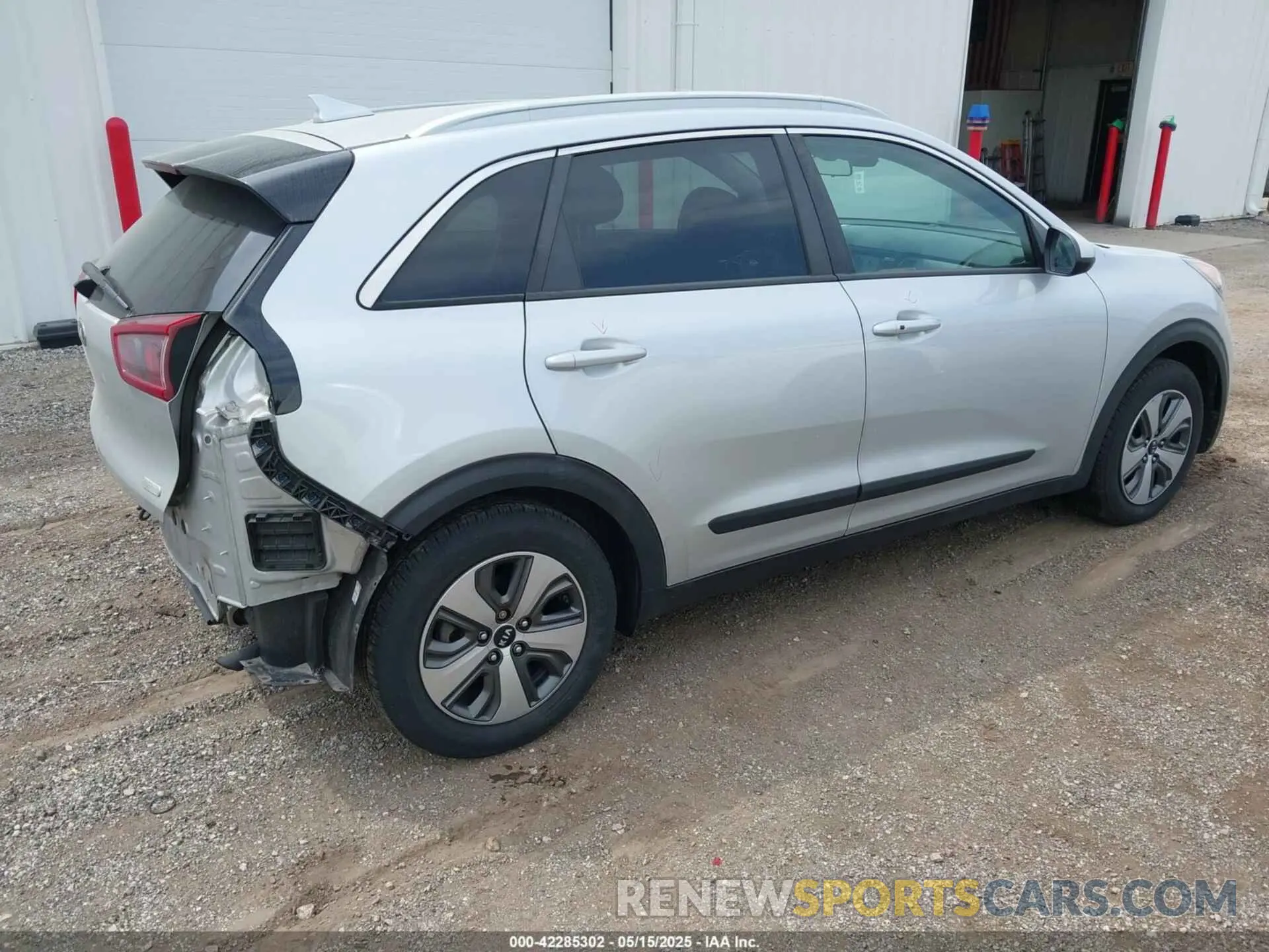 4 Photograph of a damaged car KNDCB3LC3K5282557 KIA NIRO 2019
