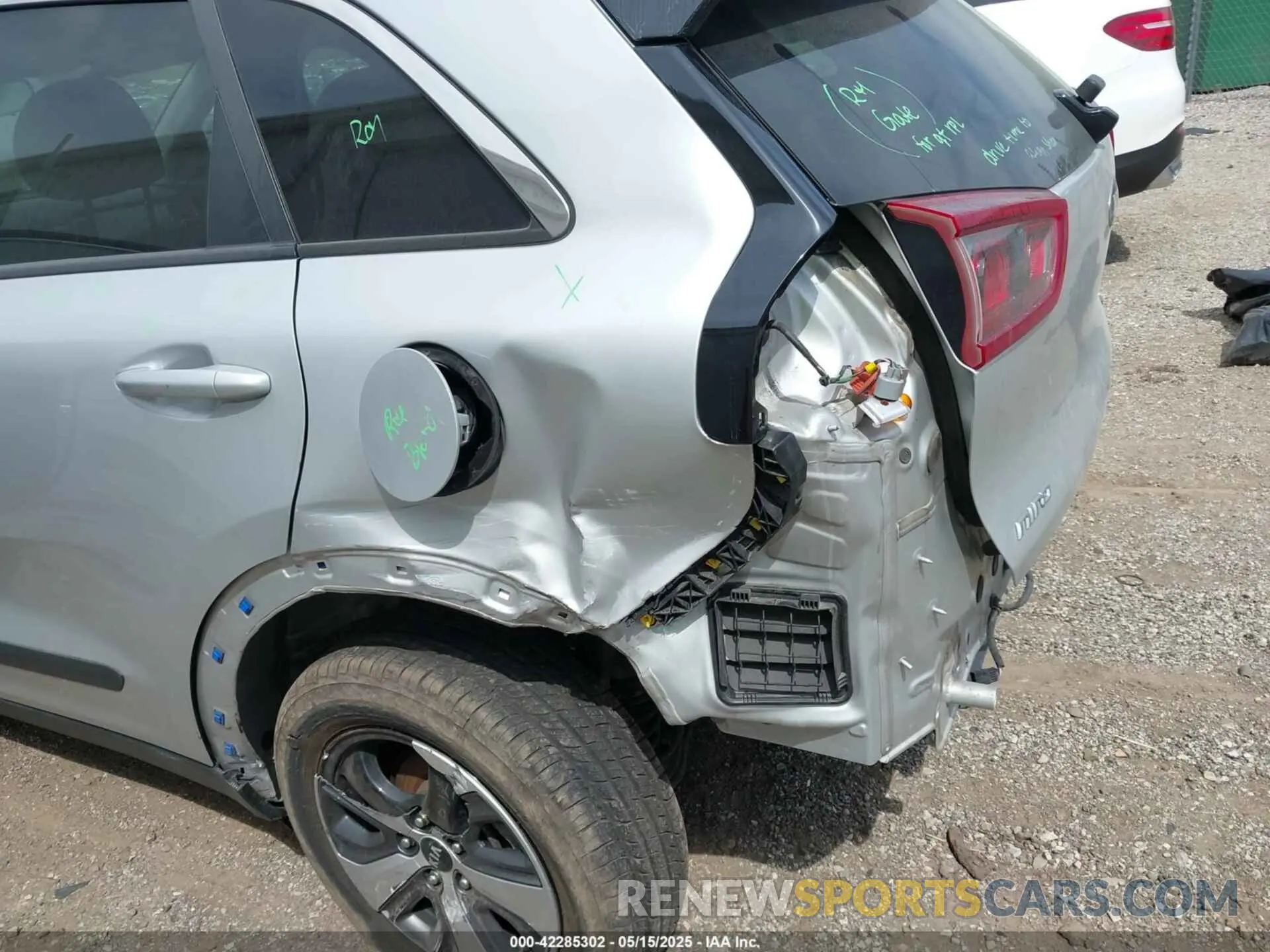 6 Photograph of a damaged car KNDCB3LC3K5282557 KIA NIRO 2019