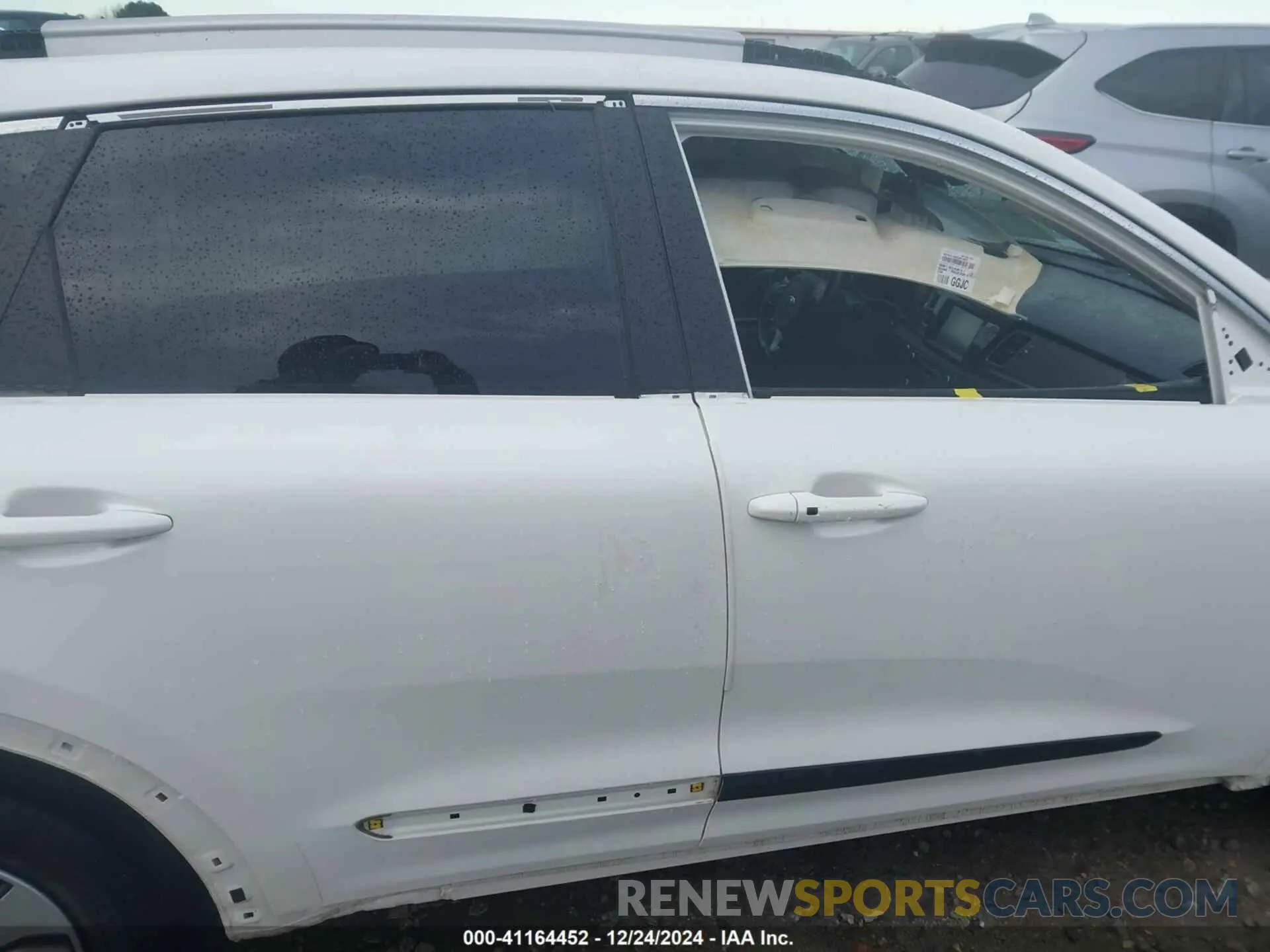 14 Photograph of a damaged car KNDCB3LC3K5319672 KIA NIRO 2019