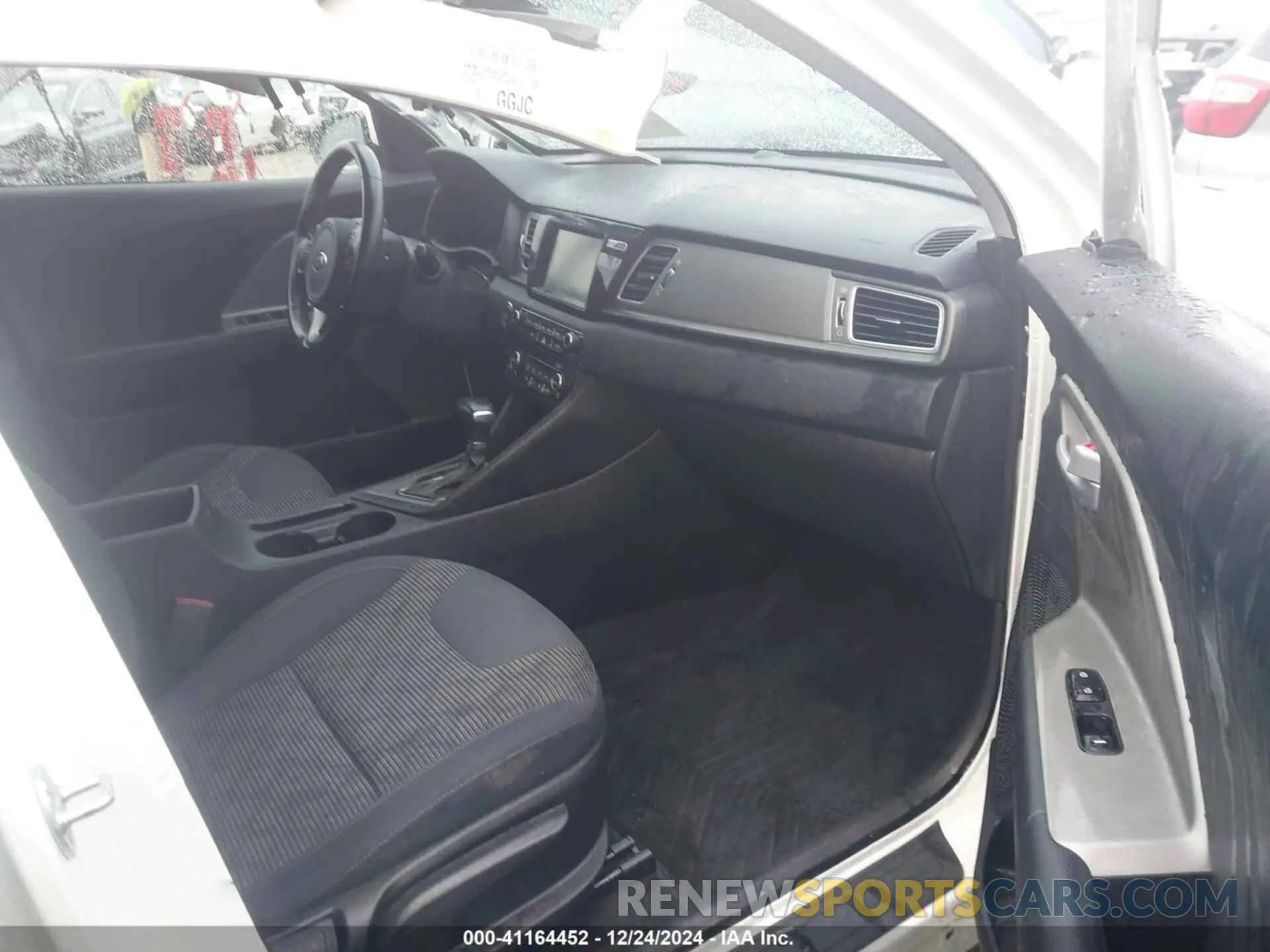 5 Photograph of a damaged car KNDCB3LC3K5319672 KIA NIRO 2019