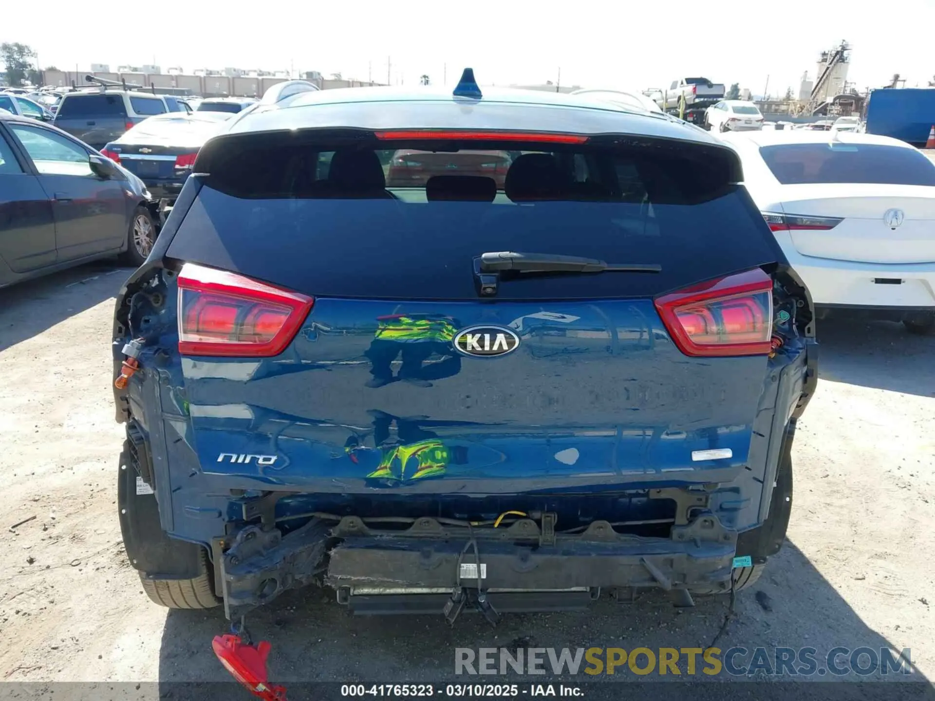 17 Photograph of a damaged car KNDCB3LC3K5322605 KIA NIRO 2019
