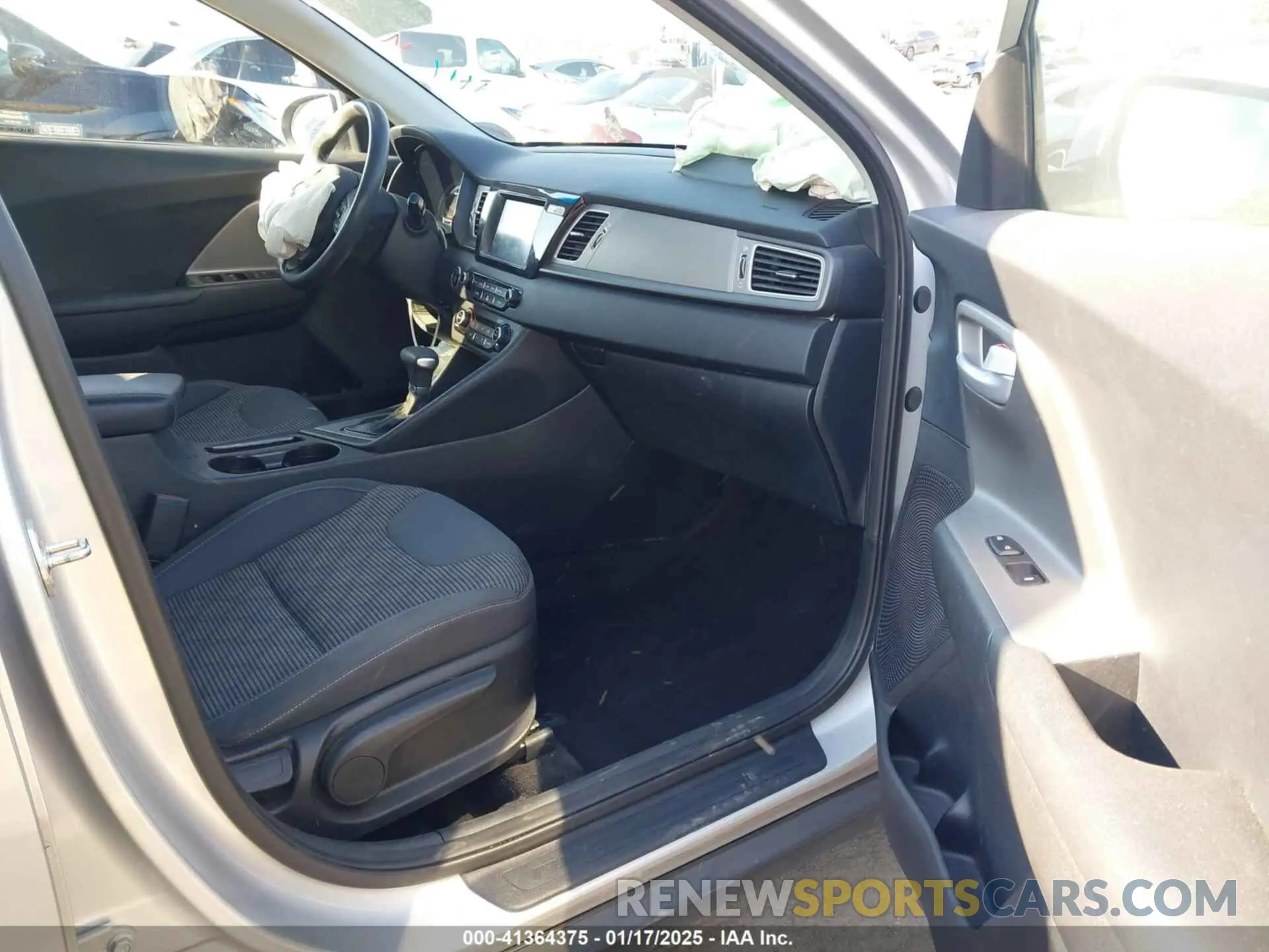5 Photograph of a damaged car KNDCB3LC3K5351134 KIA NIRO 2019