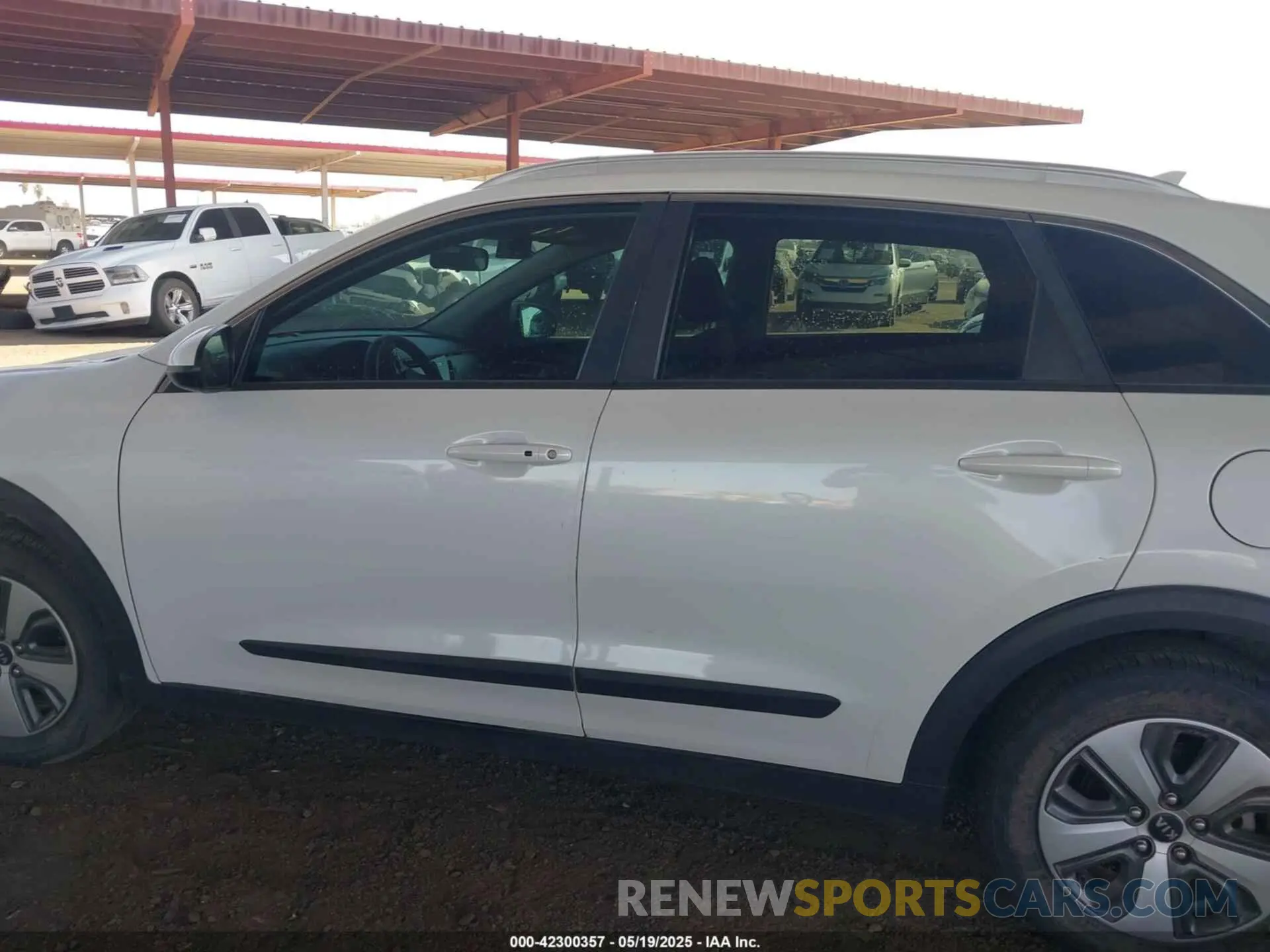 14 Photograph of a damaged car KNDCB3LC4K5316327 KIA NIRO 2019