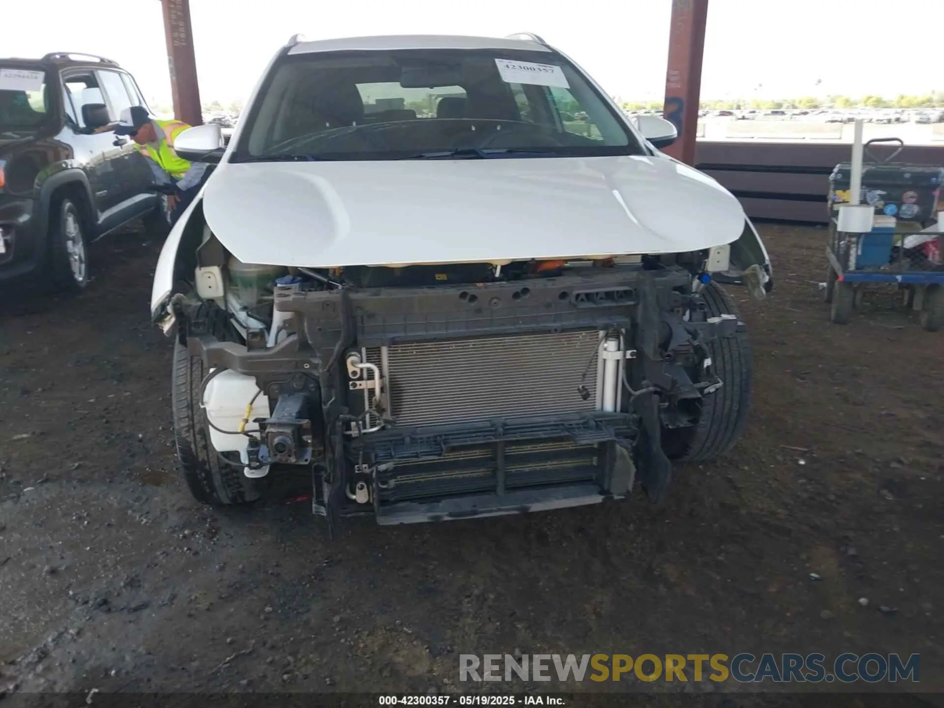 17 Photograph of a damaged car KNDCB3LC4K5316327 KIA NIRO 2019