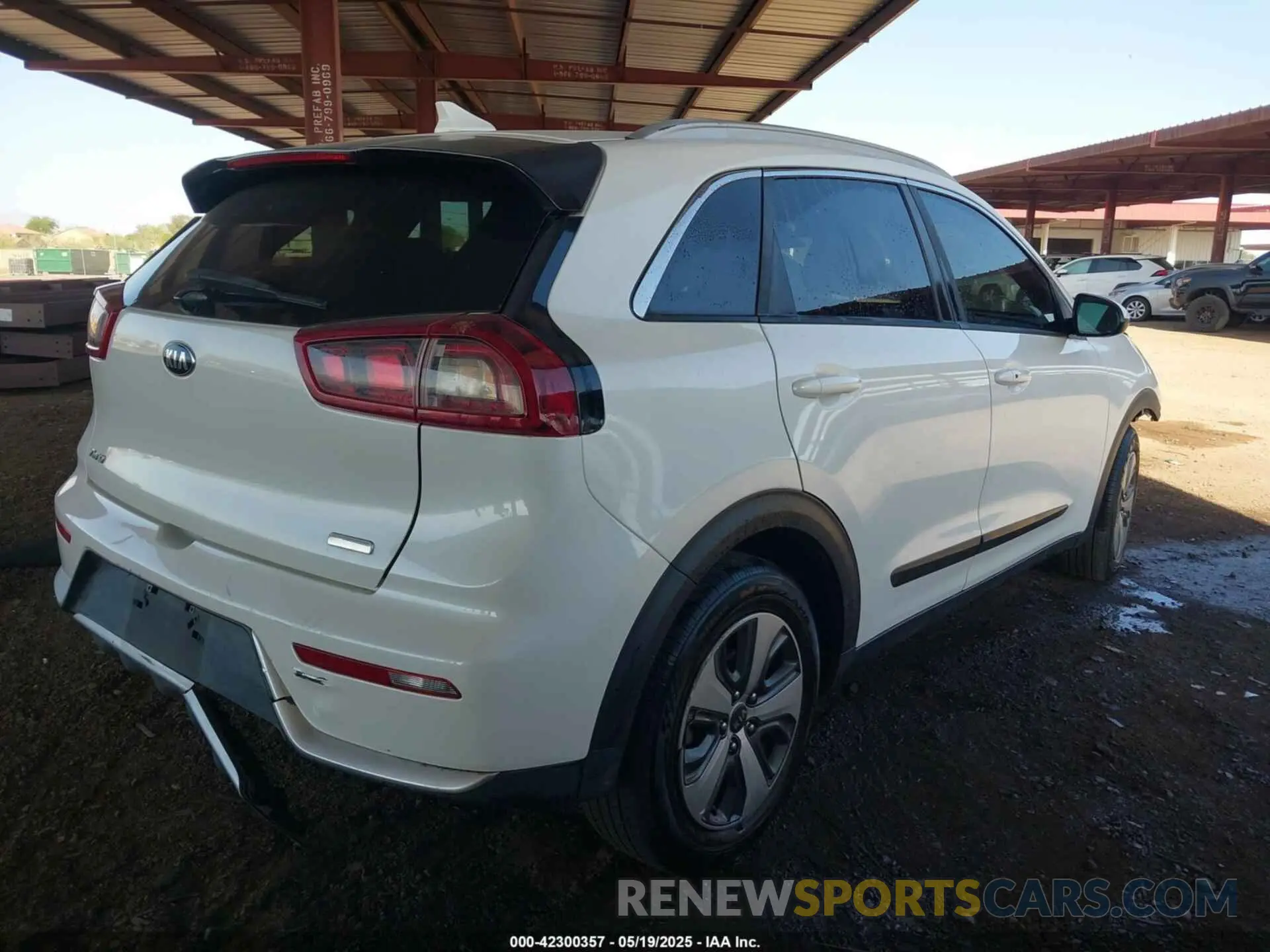 4 Photograph of a damaged car KNDCB3LC4K5316327 KIA NIRO 2019