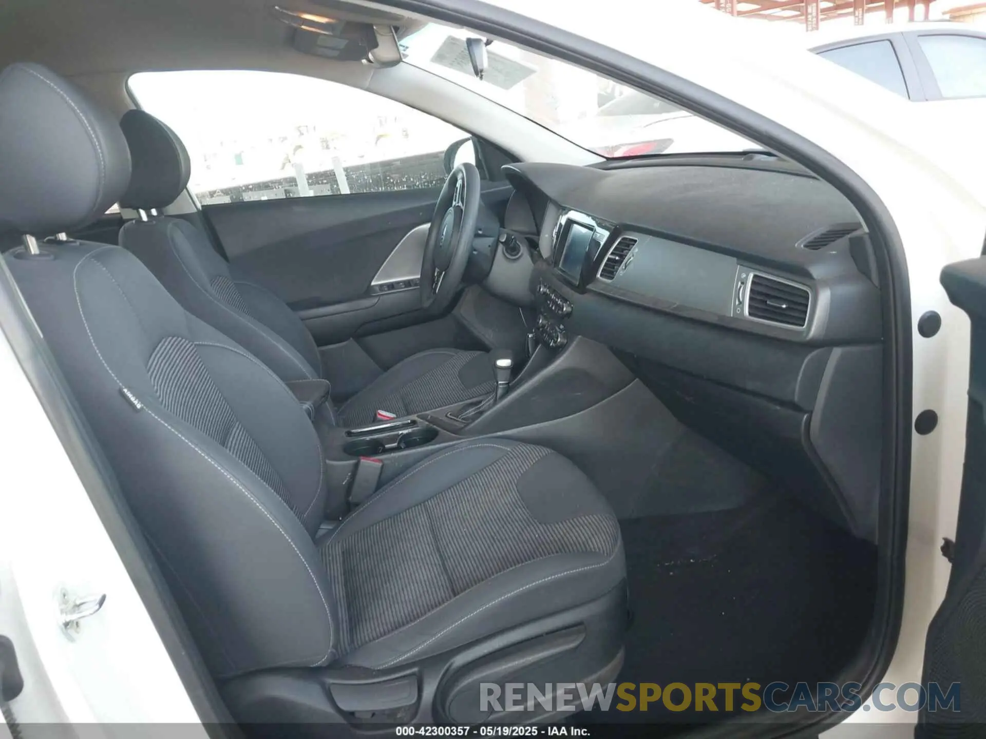 5 Photograph of a damaged car KNDCB3LC4K5316327 KIA NIRO 2019