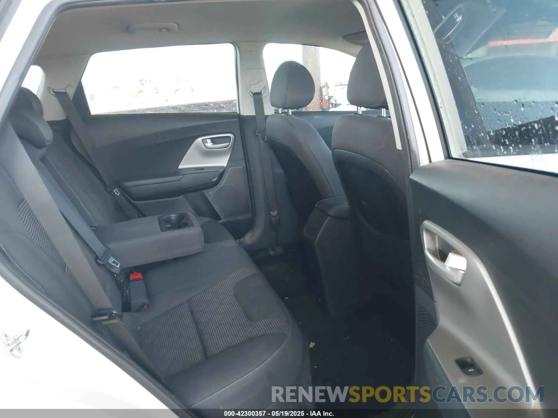 8 Photograph of a damaged car KNDCB3LC4K5316327 KIA NIRO 2019