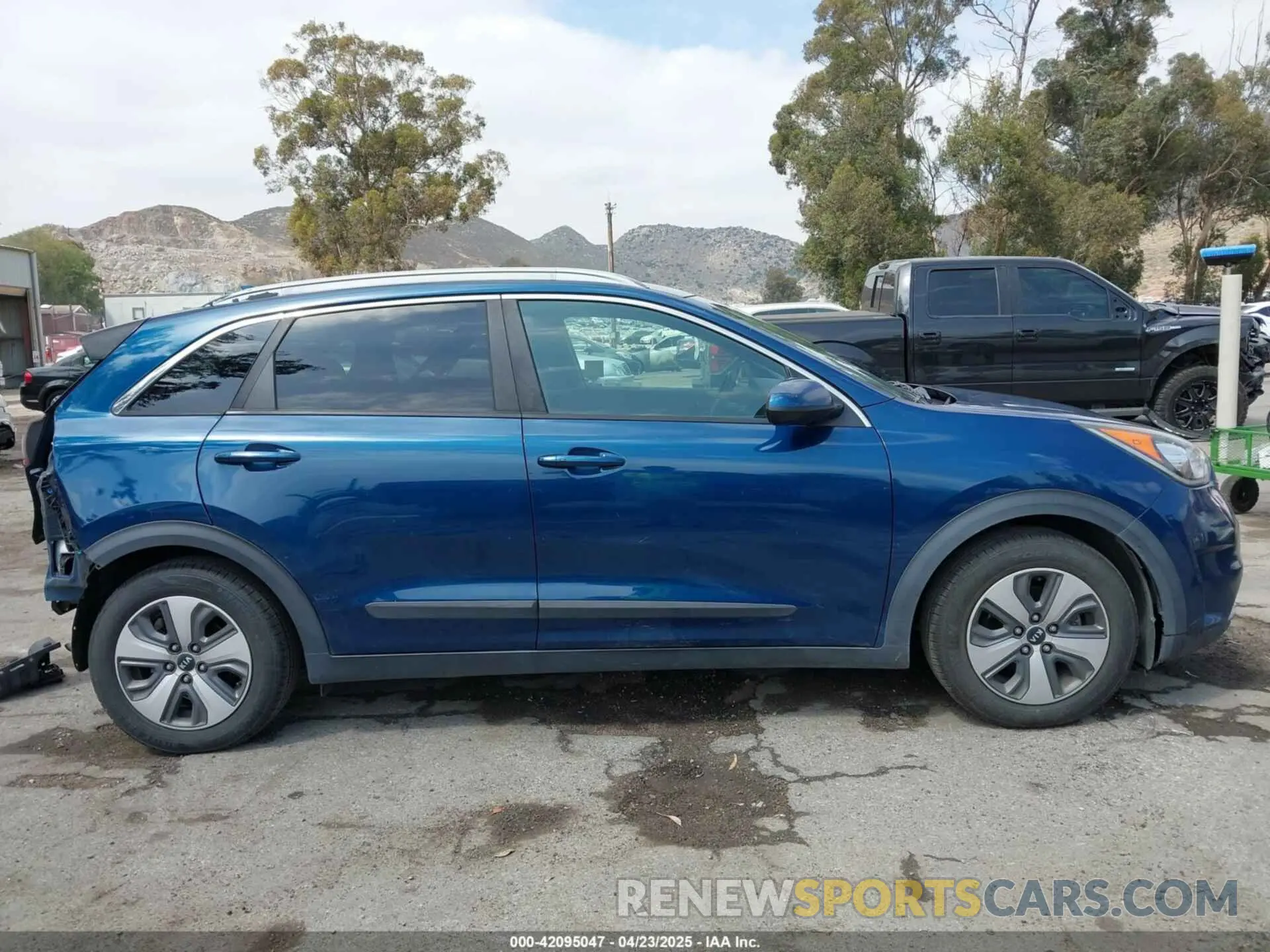 14 Photograph of a damaged car KNDCB3LC5K5252590 KIA NIRO 2019