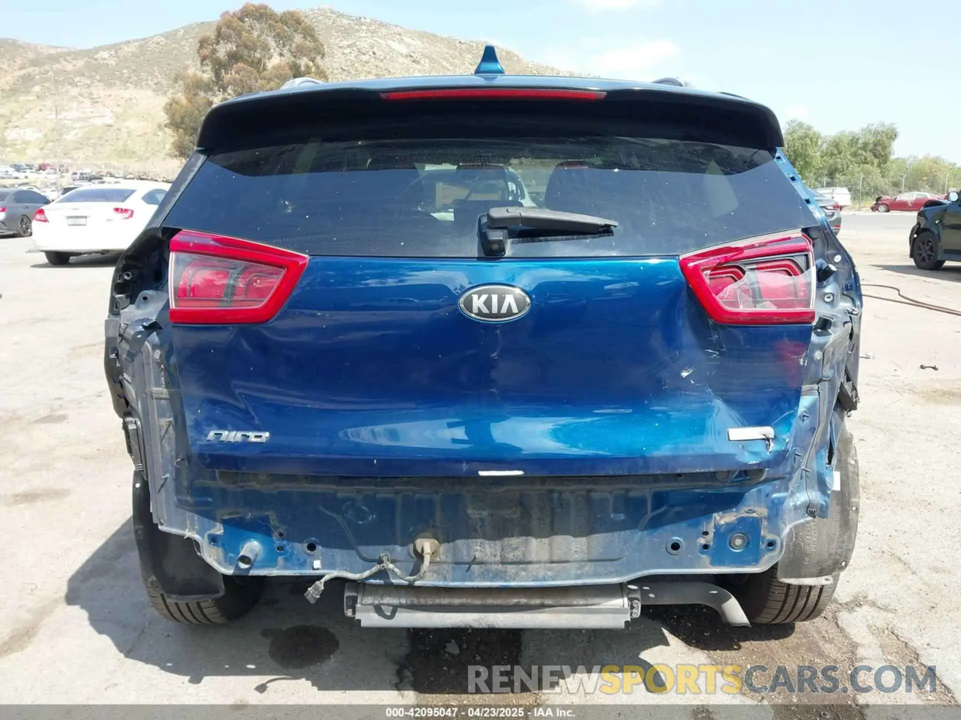 17 Photograph of a damaged car KNDCB3LC5K5252590 KIA NIRO 2019