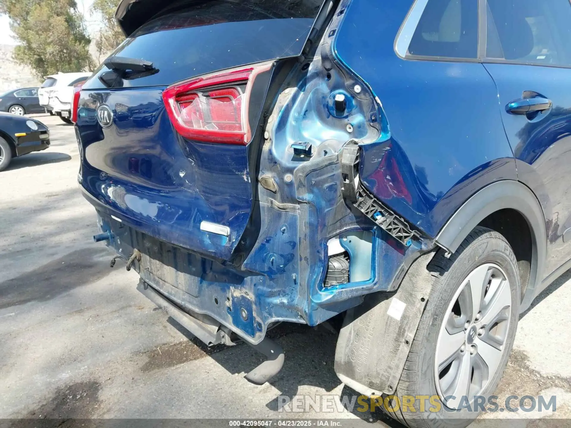 18 Photograph of a damaged car KNDCB3LC5K5252590 KIA NIRO 2019