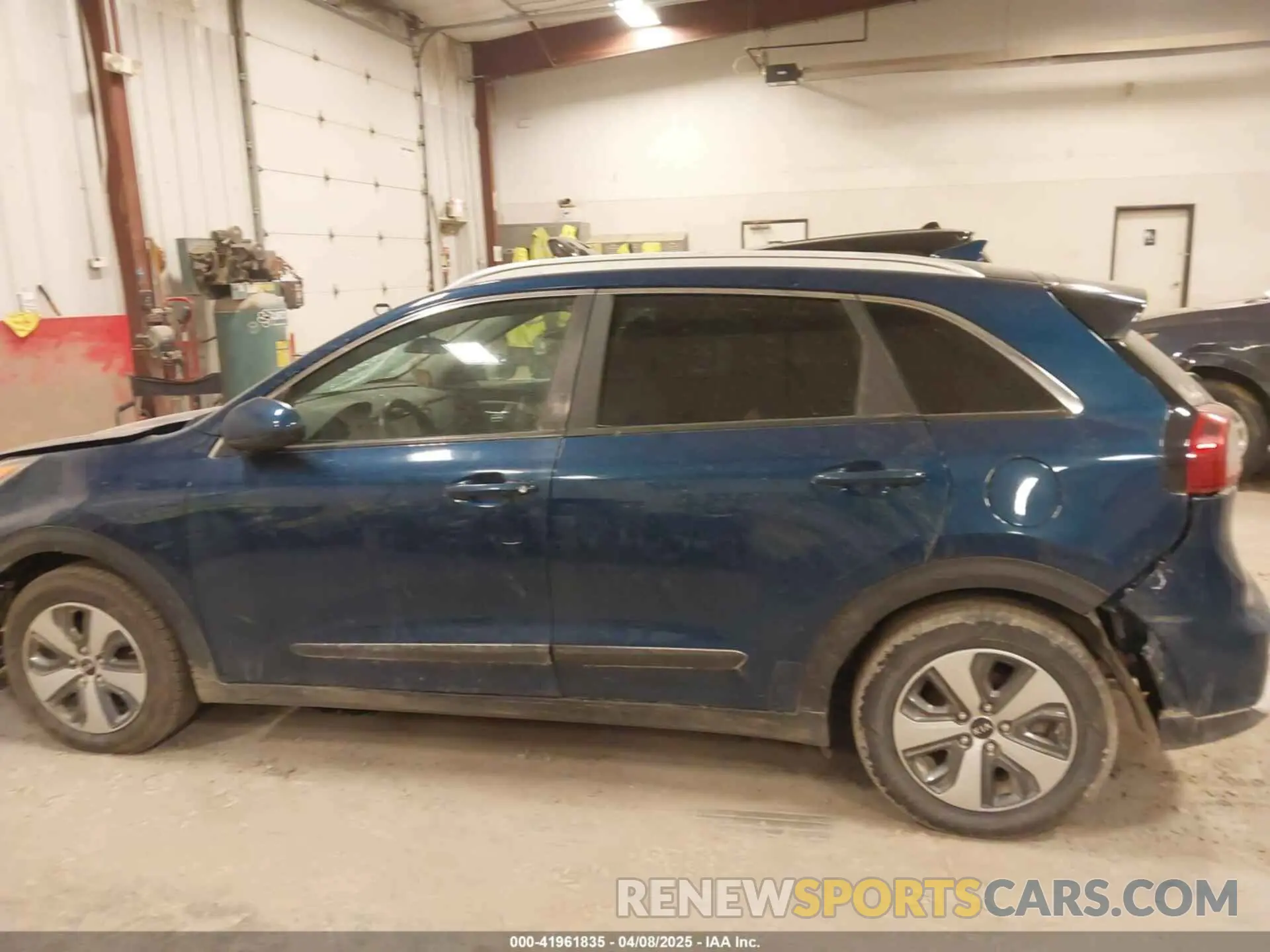 14 Photograph of a damaged car KNDCB3LC5K5328454 KIA NIRO 2019