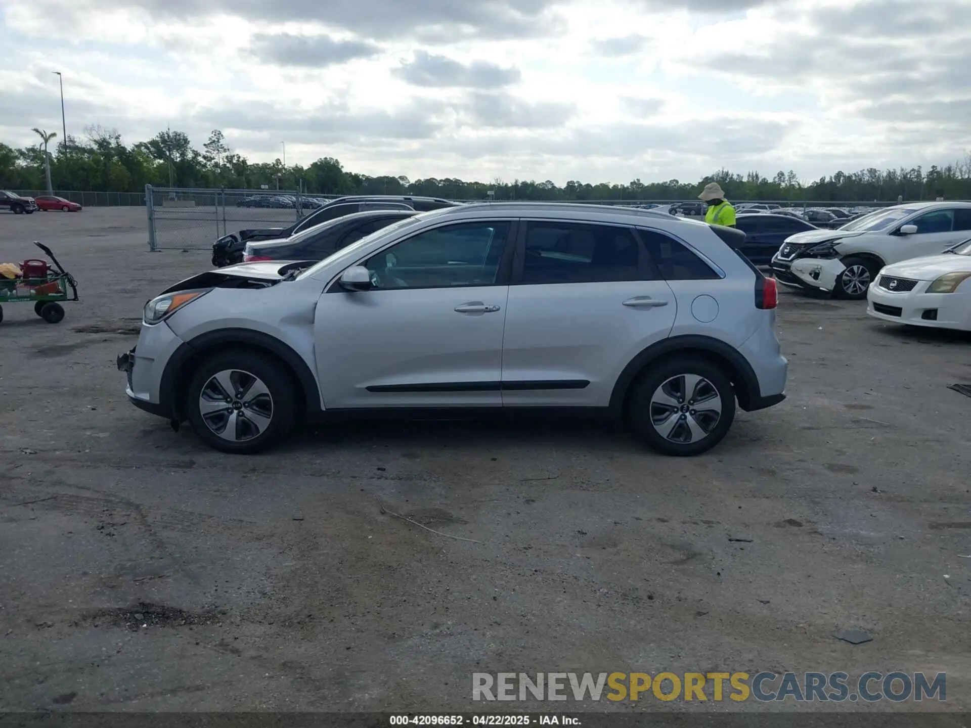 14 Photograph of a damaged car KNDCB3LC7K5231434 KIA NIRO 2019