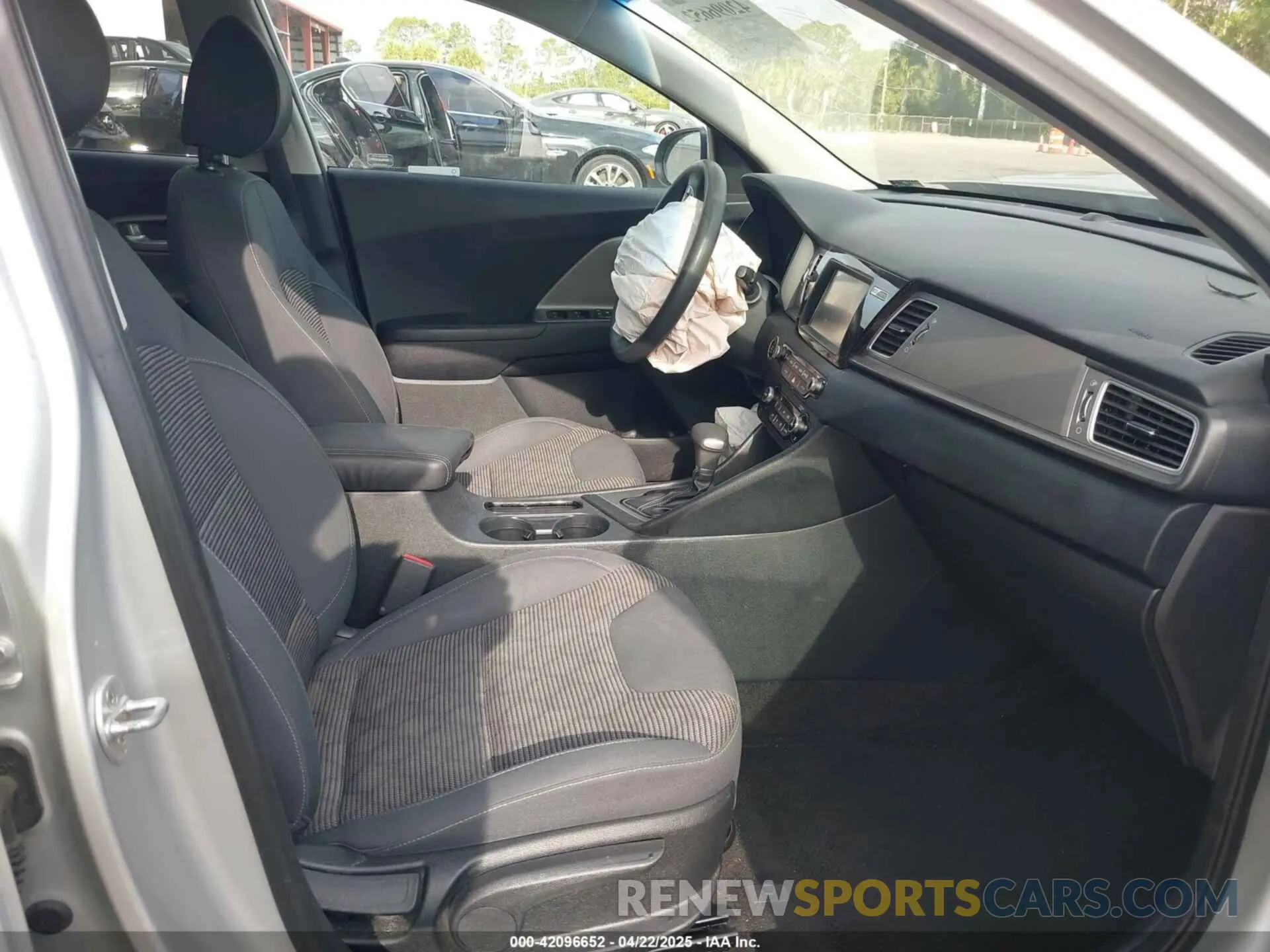 5 Photograph of a damaged car KNDCB3LC7K5231434 KIA NIRO 2019