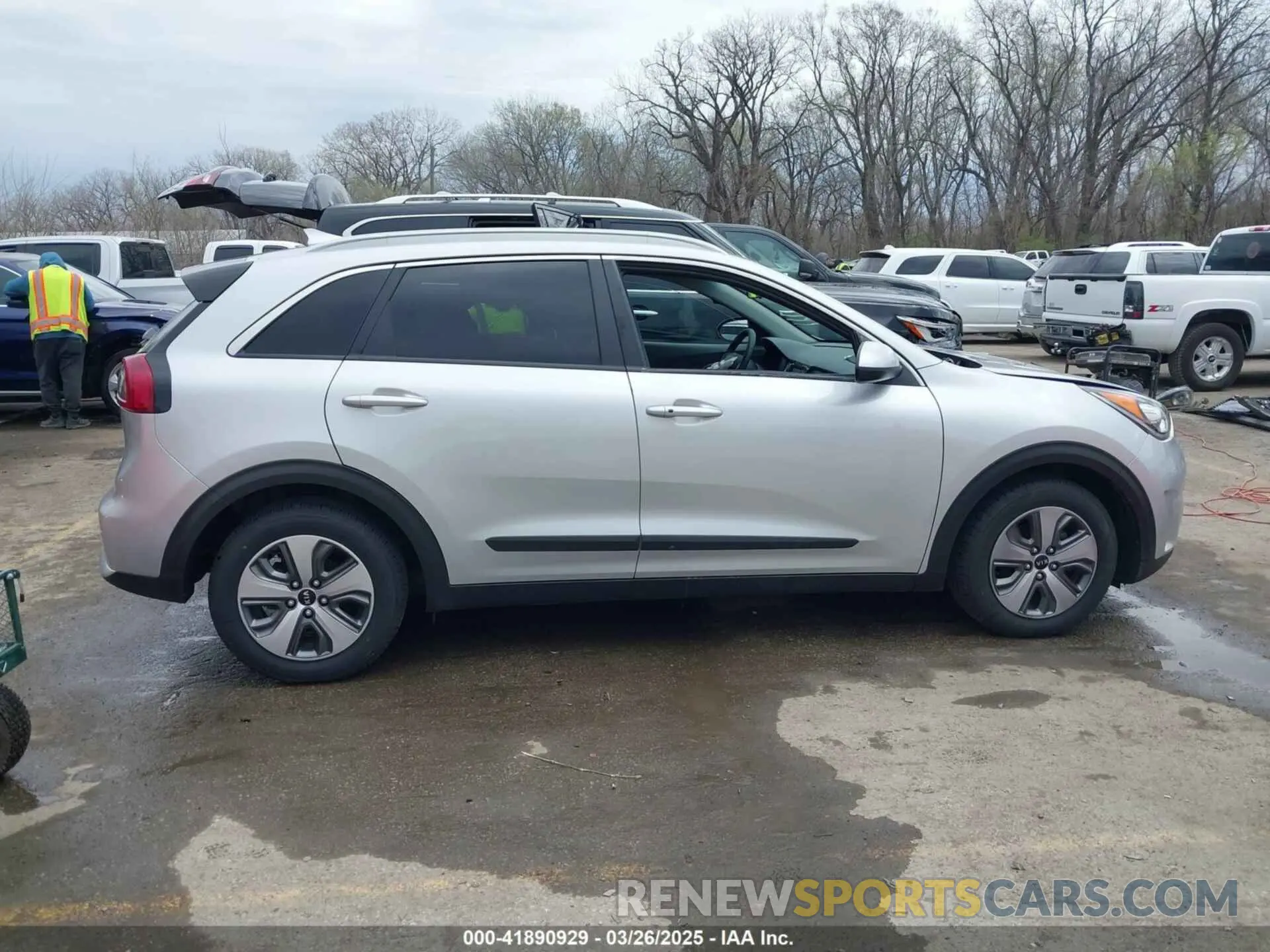 13 Photograph of a damaged car KNDCB3LC7K5233362 KIA NIRO 2019