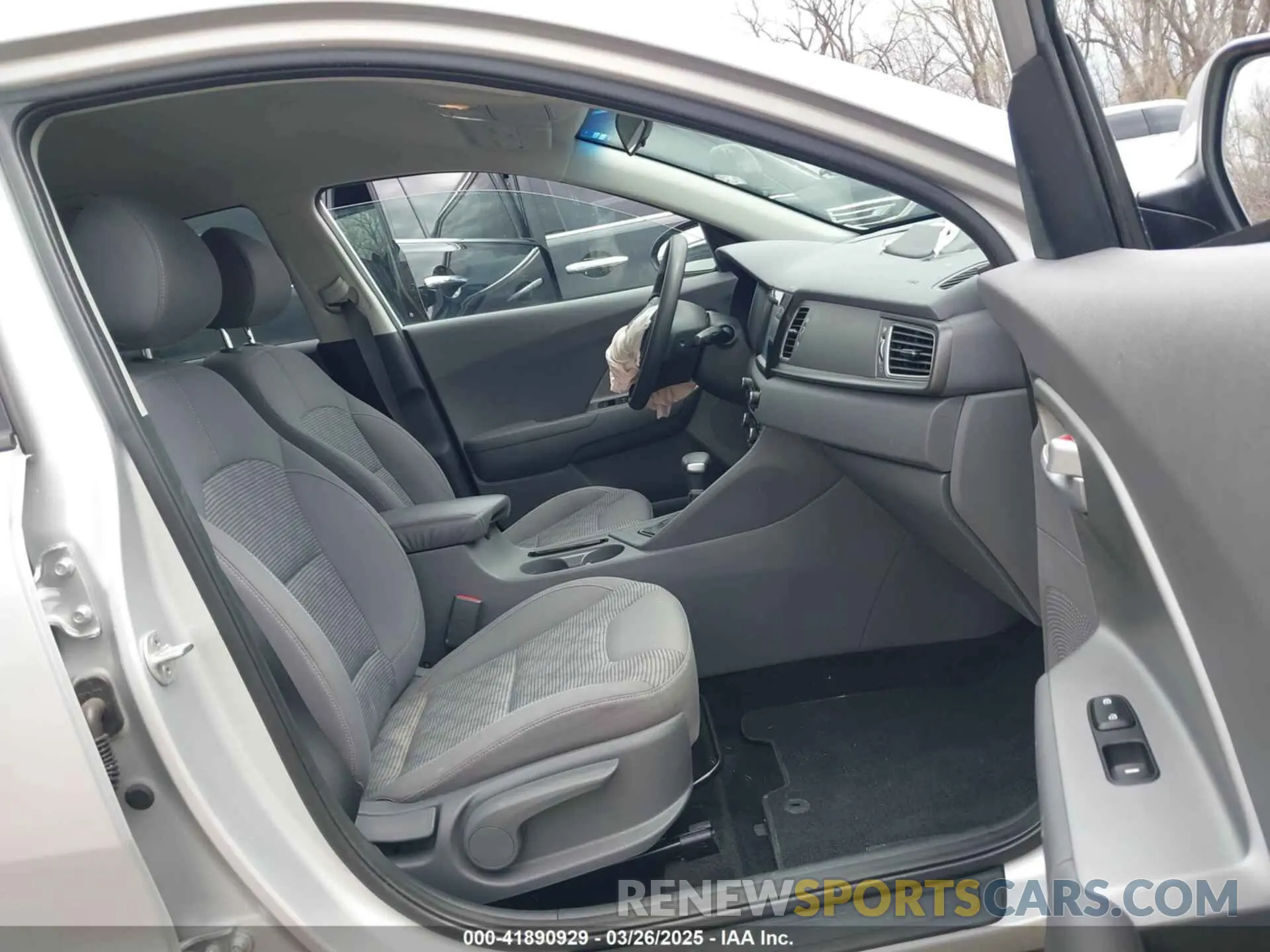 5 Photograph of a damaged car KNDCB3LC7K5233362 KIA NIRO 2019