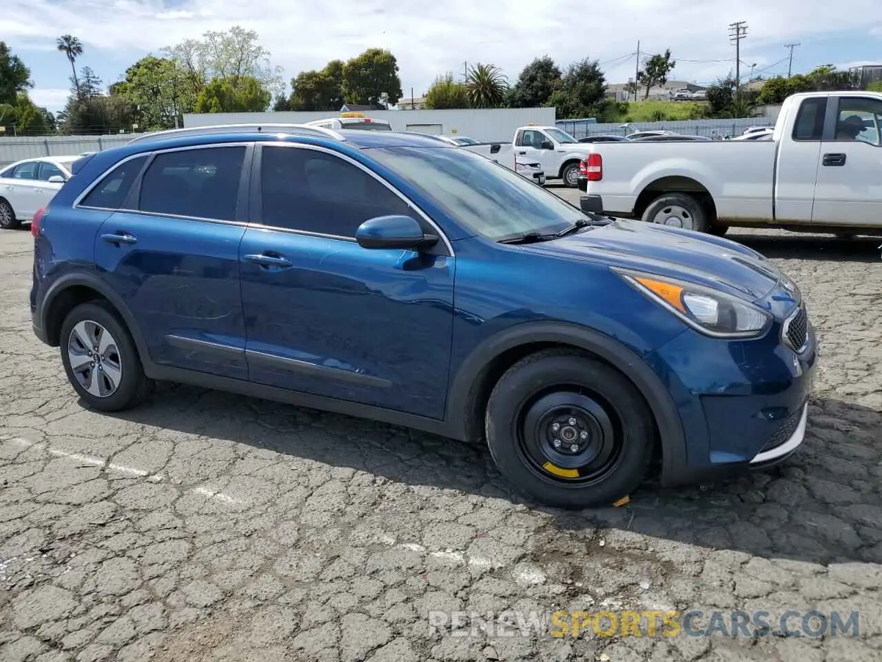 4 Photograph of a damaged car KNDCB3LC7K5257192 KIA NIRO 2019