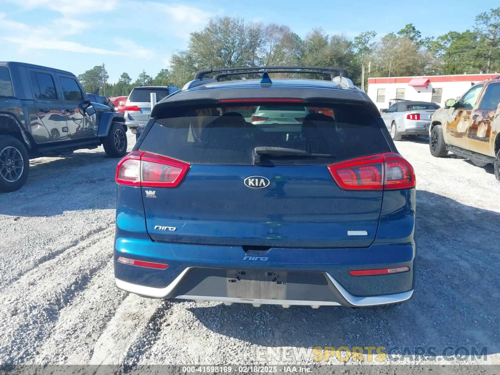 17 Photograph of a damaged car KNDCC3LC2K5265519 KIA NIRO 2019