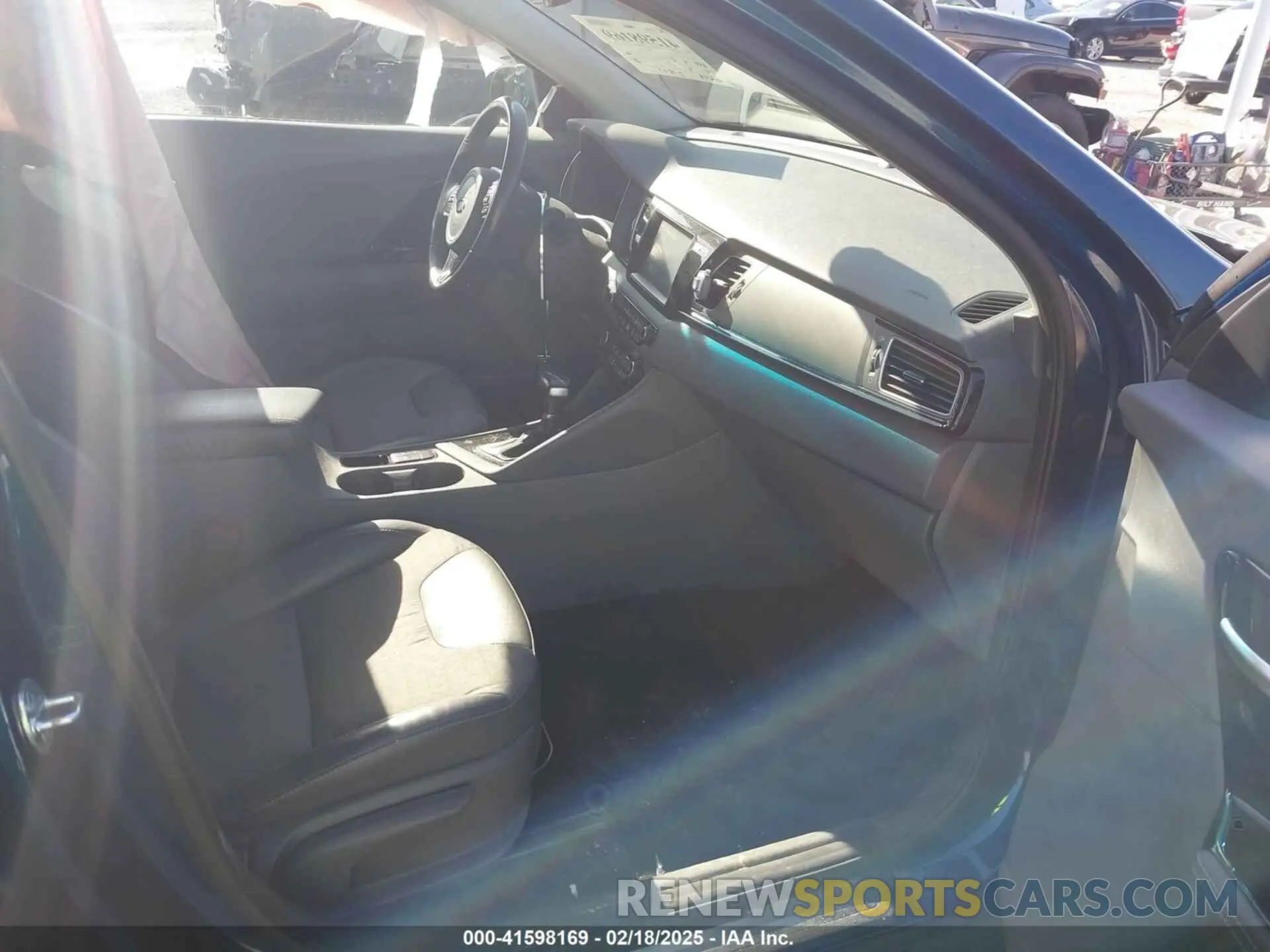 5 Photograph of a damaged car KNDCC3LC2K5265519 KIA NIRO 2019
