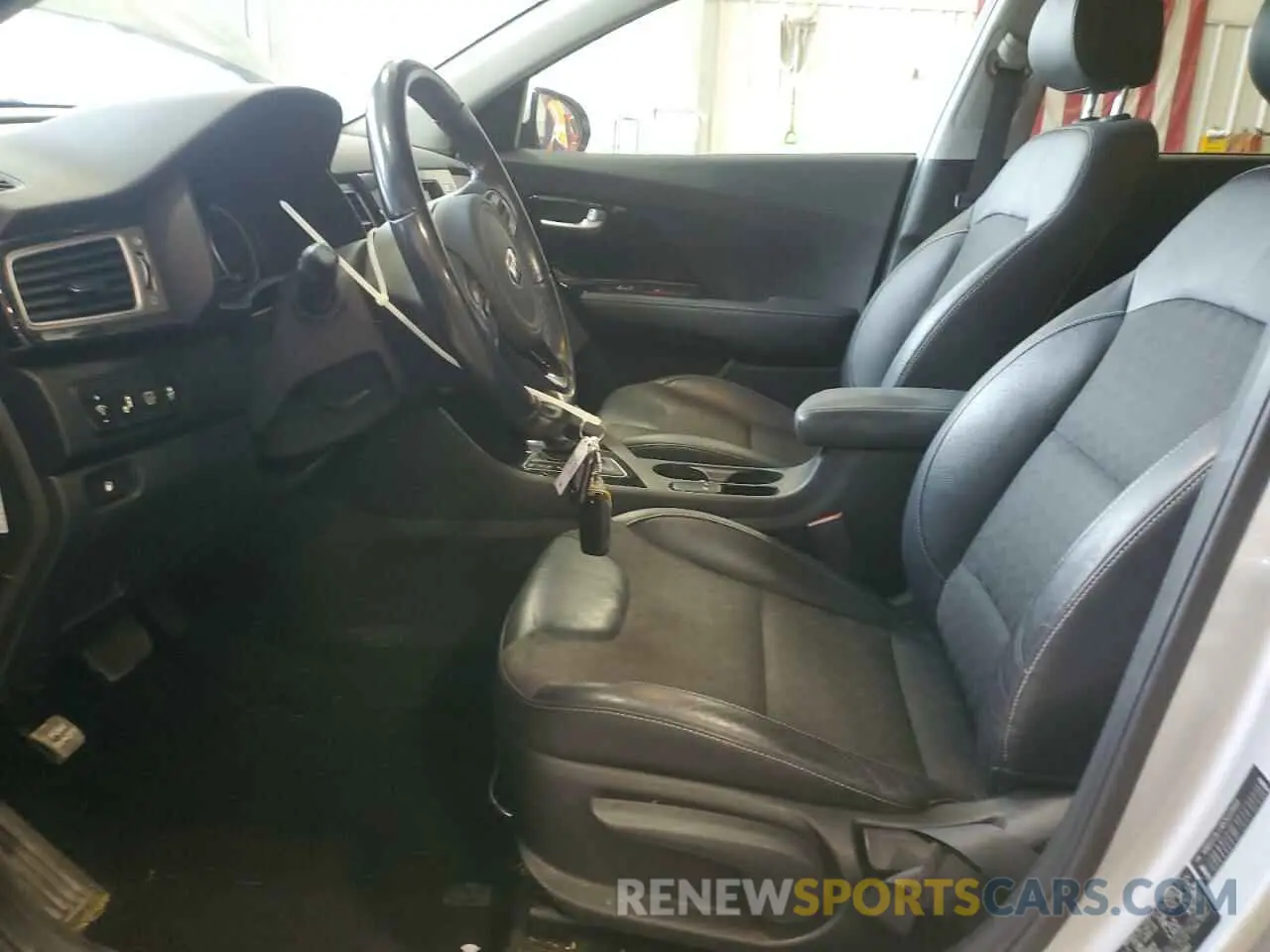 7 Photograph of a damaged car KNDCC3LC4K5223661 KIA NIRO 2019