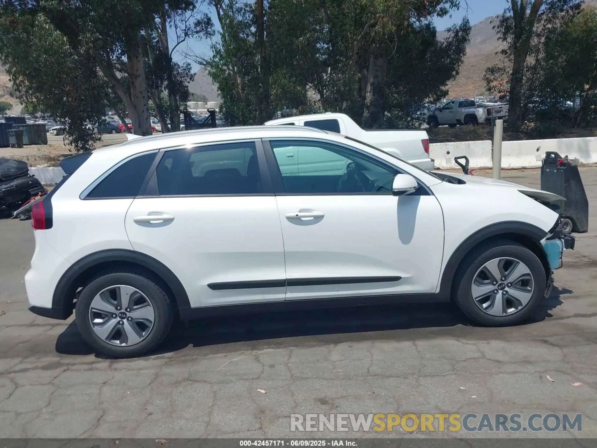 14 Photograph of a damaged car KNDCC3LC7K5338240 KIA NIRO 2019