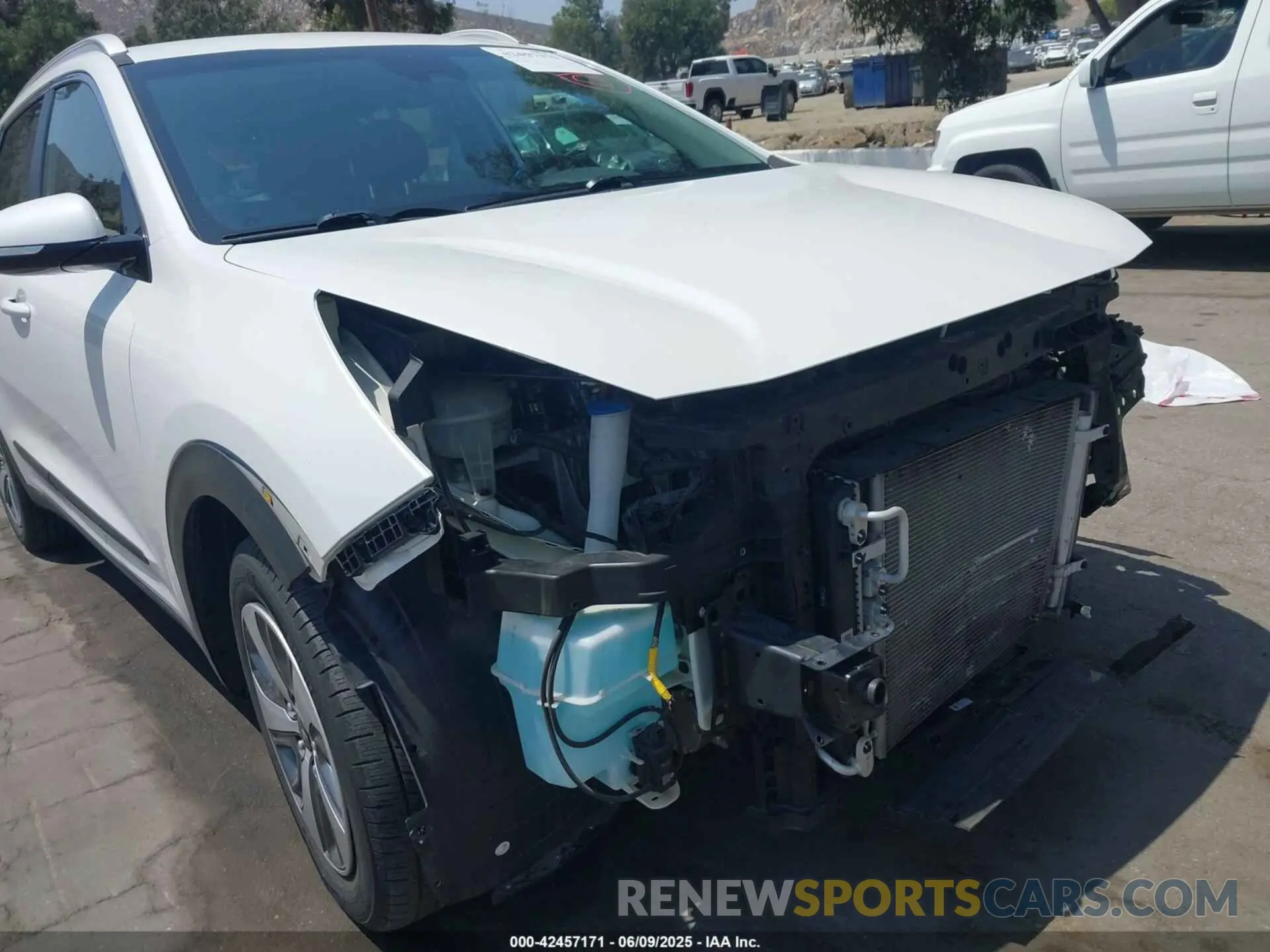 18 Photograph of a damaged car KNDCC3LC7K5338240 KIA NIRO 2019