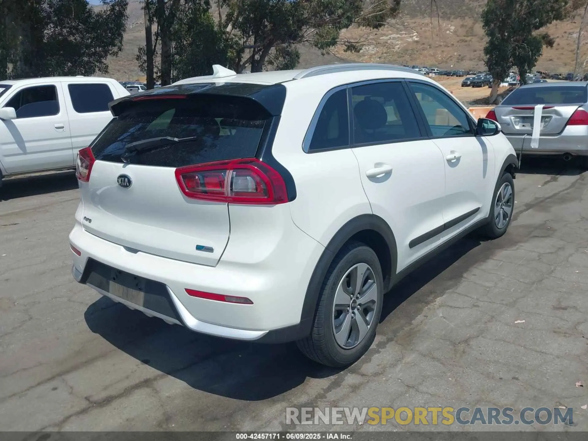 4 Photograph of a damaged car KNDCC3LC7K5338240 KIA NIRO 2019