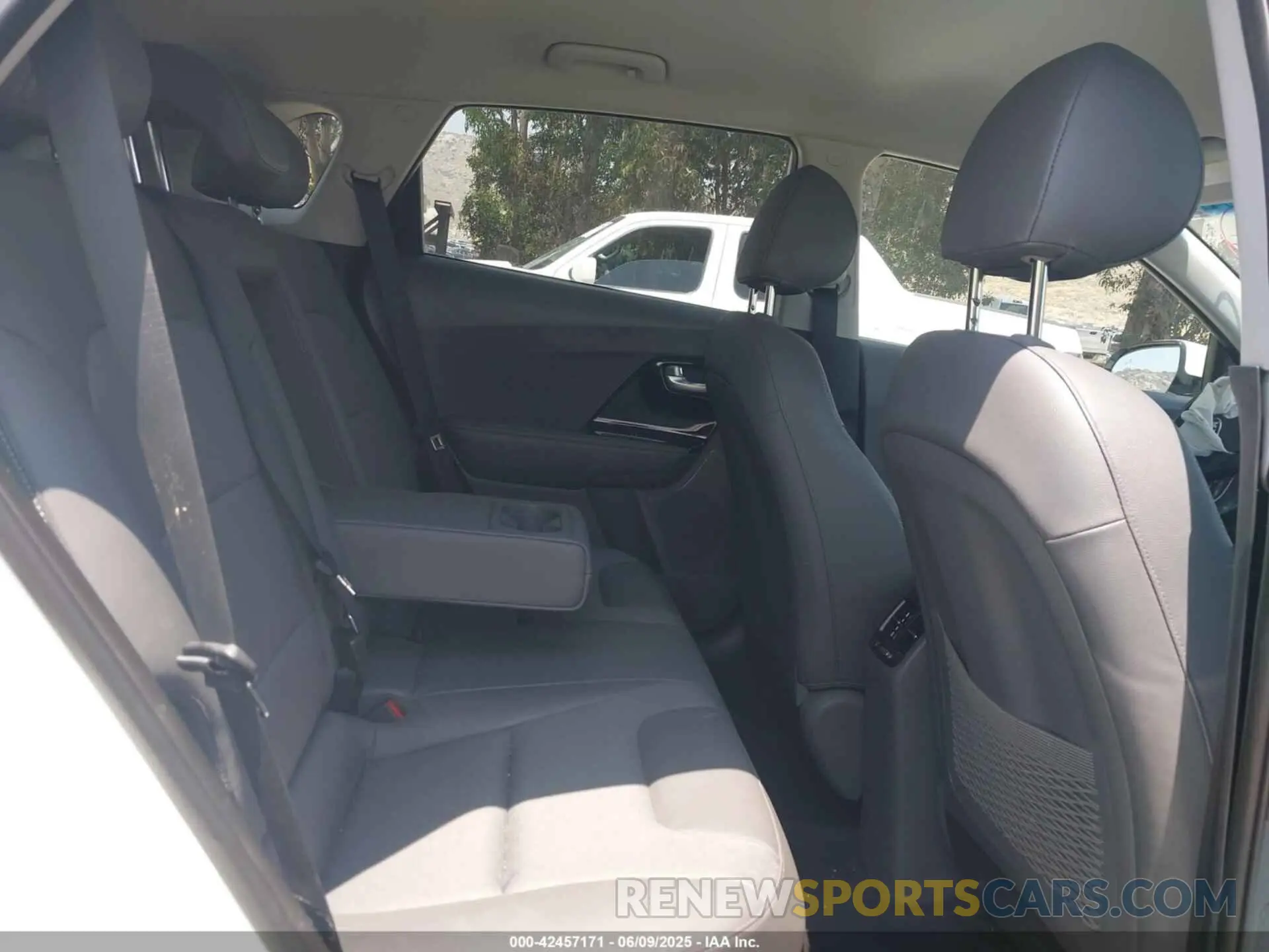 8 Photograph of a damaged car KNDCC3LC7K5338240 KIA NIRO 2019