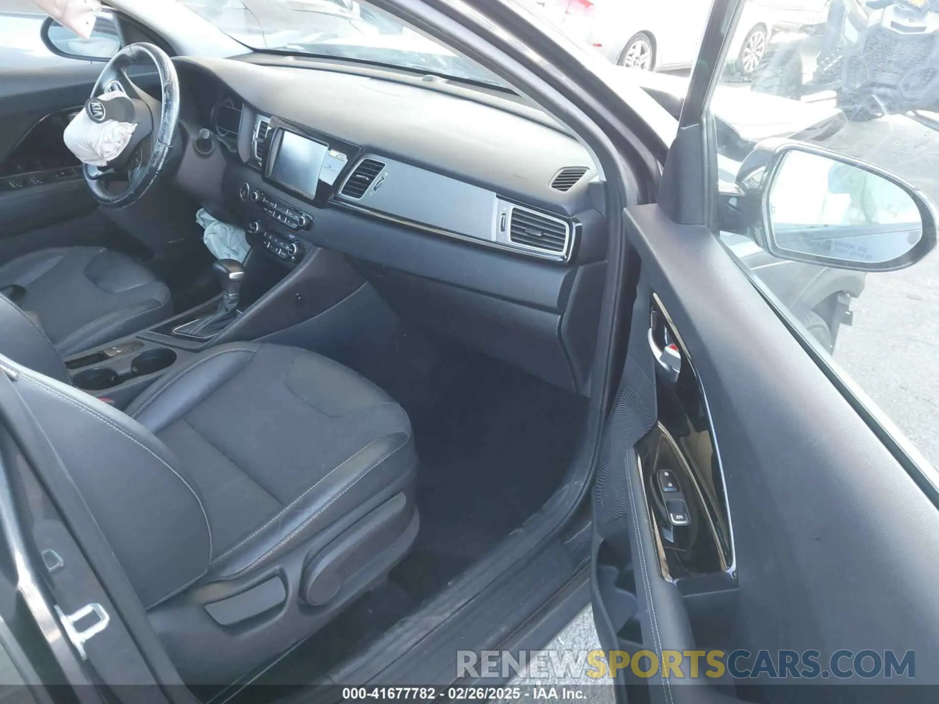 5 Photograph of a damaged car KNDCC3LC8K5264830 KIA NIRO 2019